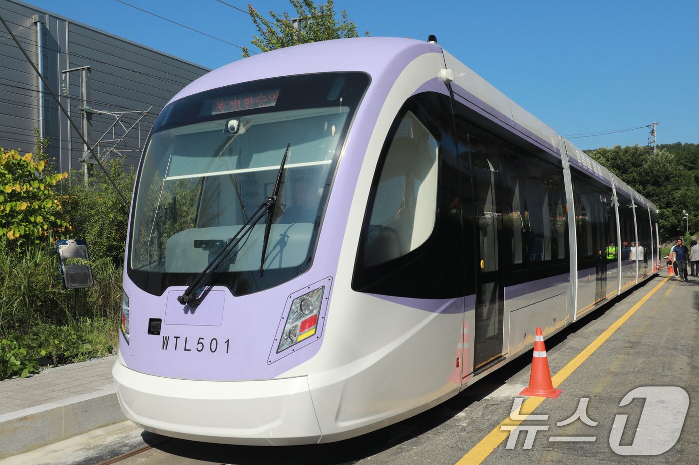 본문 이미지 - 5일 오전 충북 청주시 오송읍 한국철도기술연구원 오송분원에서 서울시 위례선 트램 차량 예비주행 시험이 이뤄지고 있다.. 2025.9.5/뉴스1 ⓒ News1 김용빈 기자