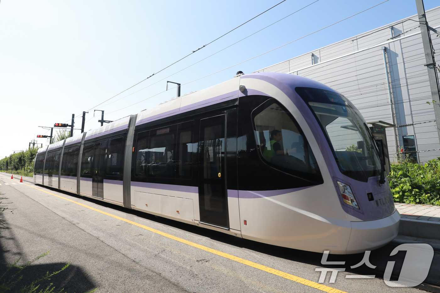 (청주=뉴스1) 김용빈 기자 = 5일 오전 충북 청주시 오송읍 한국철도기술연구원 오송분원에서 서울시 위례선 트램 차량 예비주행 시험이 이뤄지고 있다. 위례선은 서울 지하철 5호선 …