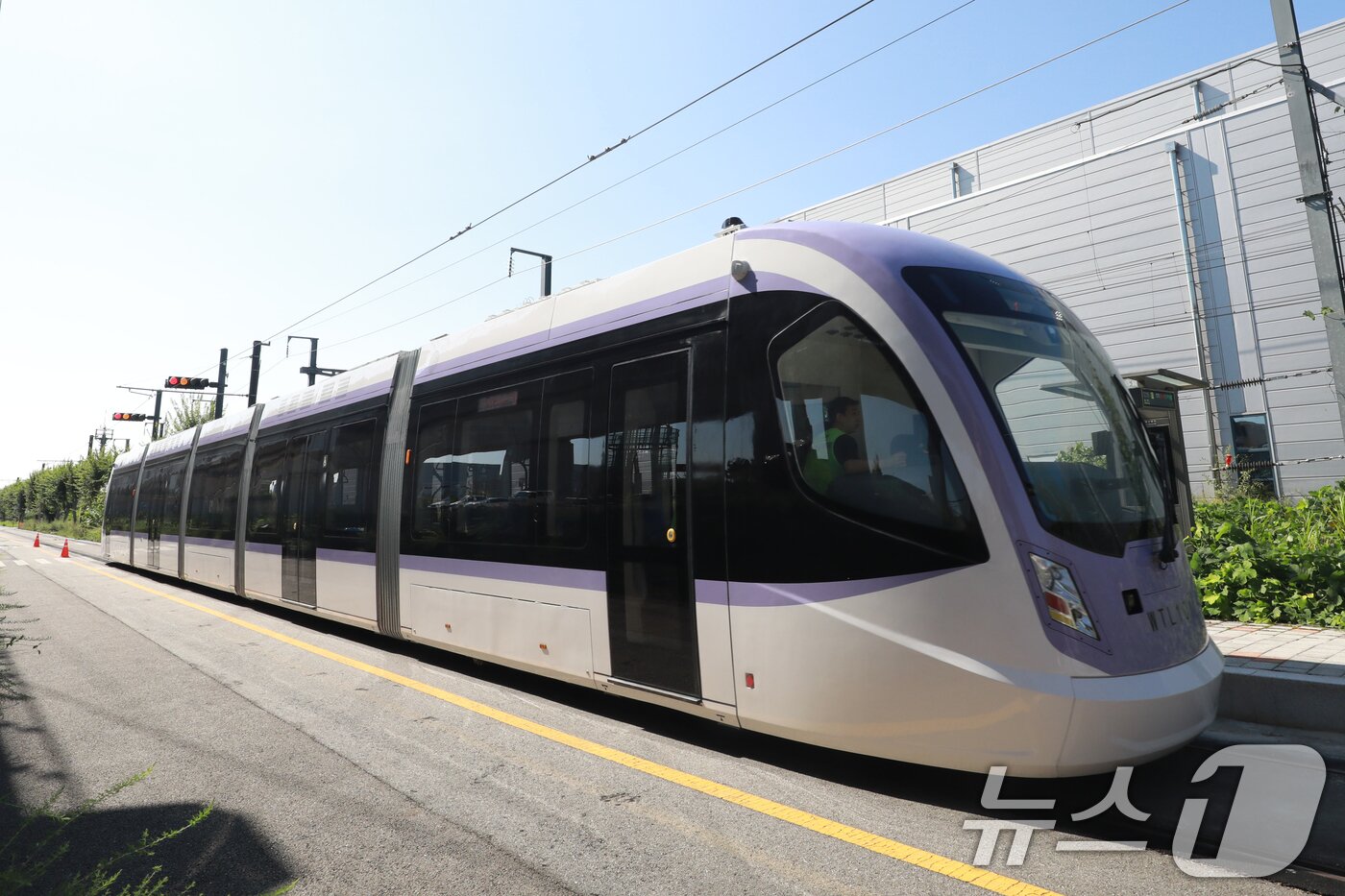 본문 이미지 - 5일 오전 충북 청주시 오송읍 한국철도기술연구원 오송분원에서 서울시 위례선 트램 차량 예비주행 시험이 이뤄지고 있다. 2025.9.5/뉴스1 ⓒ News1 김용빈 기자