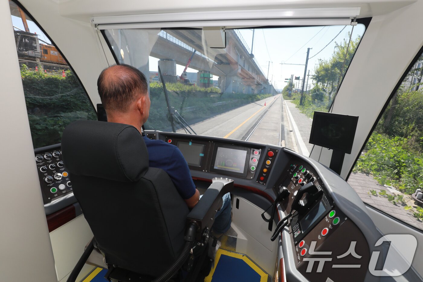 본문 이미지 - 5일 오전 충북 청주시 오송읍 한국철도기술연구원 오송분원에서 서울시 위례선 트램 차량 예비주행 시험이 이뤄지고 있다.  2025.9.5/뉴스1 ⓒ News1 김용빈 기자