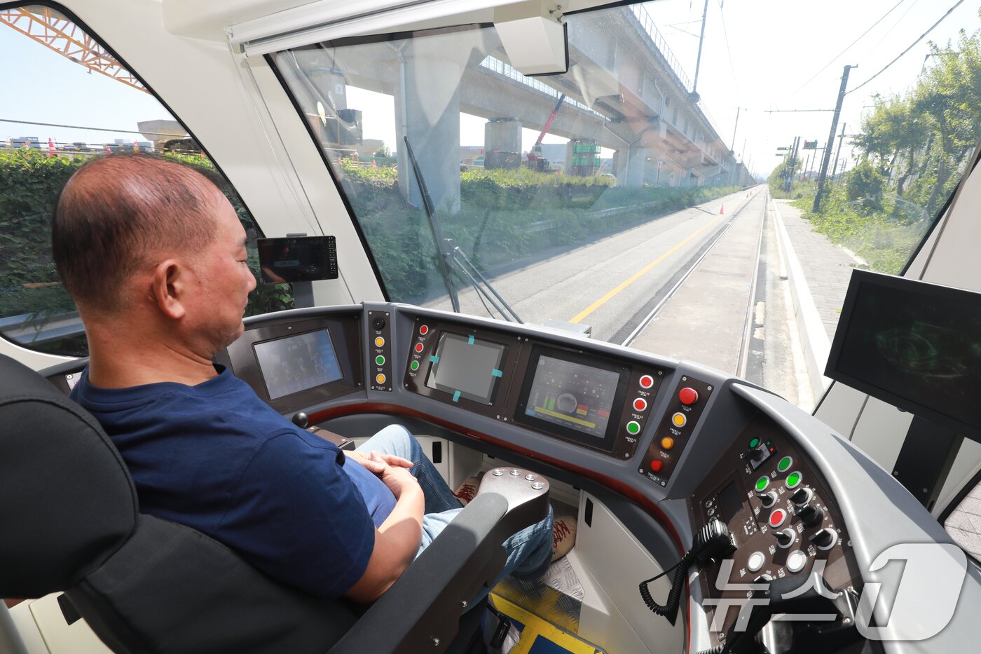 본문 이미지 - 5일 오전 충북 청주시 오송읍 한국철도기술연구원 오송분원에서 서울시 위례선 트램 차량 예비주행 시험이 이뤄지고 있다 2025.9.5/뉴스1 ⓒ News1 김용빈 기자