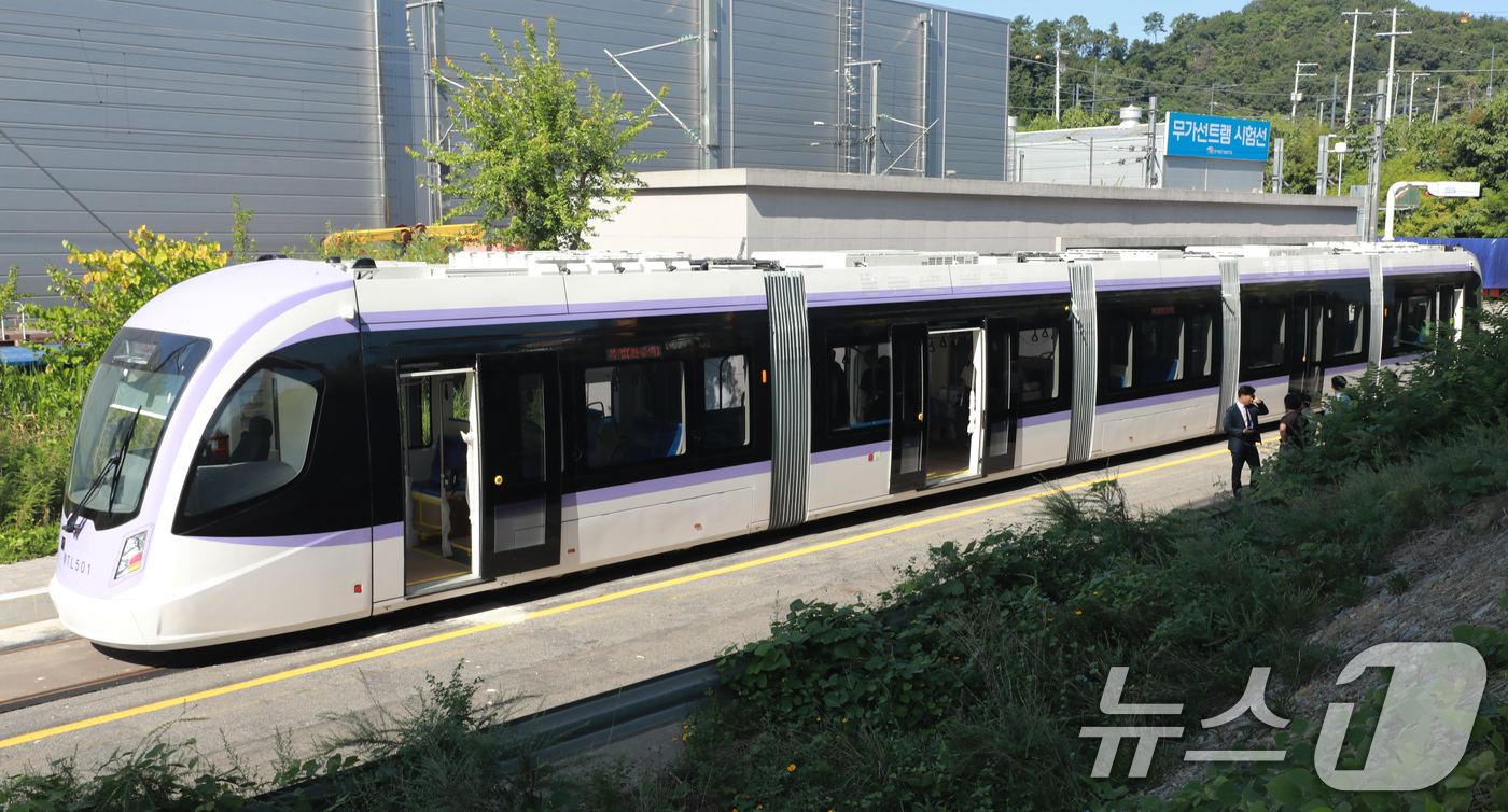 (청주=뉴스1) 김용빈 기자 = 5일 오전 충북 청주시 오송읍 한국철도기술연구원 오송분원에서 서울시 위례선 트램 차량 예비주행 시험이 이뤄지고 있다. 위례선은 서울 지하철 5호선 …