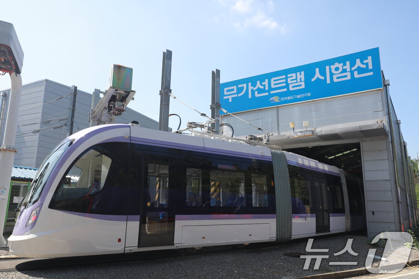 본문 이미지 - 5일 오전 충북 청주시 오송읍 한국철도기술연구원 오송분원에서 서울시 위례선 트램 차량 예비주행 시험이 이뤄지고 있다.  2025.9.5/뉴스1 ⓒ News1 김용빈 기자