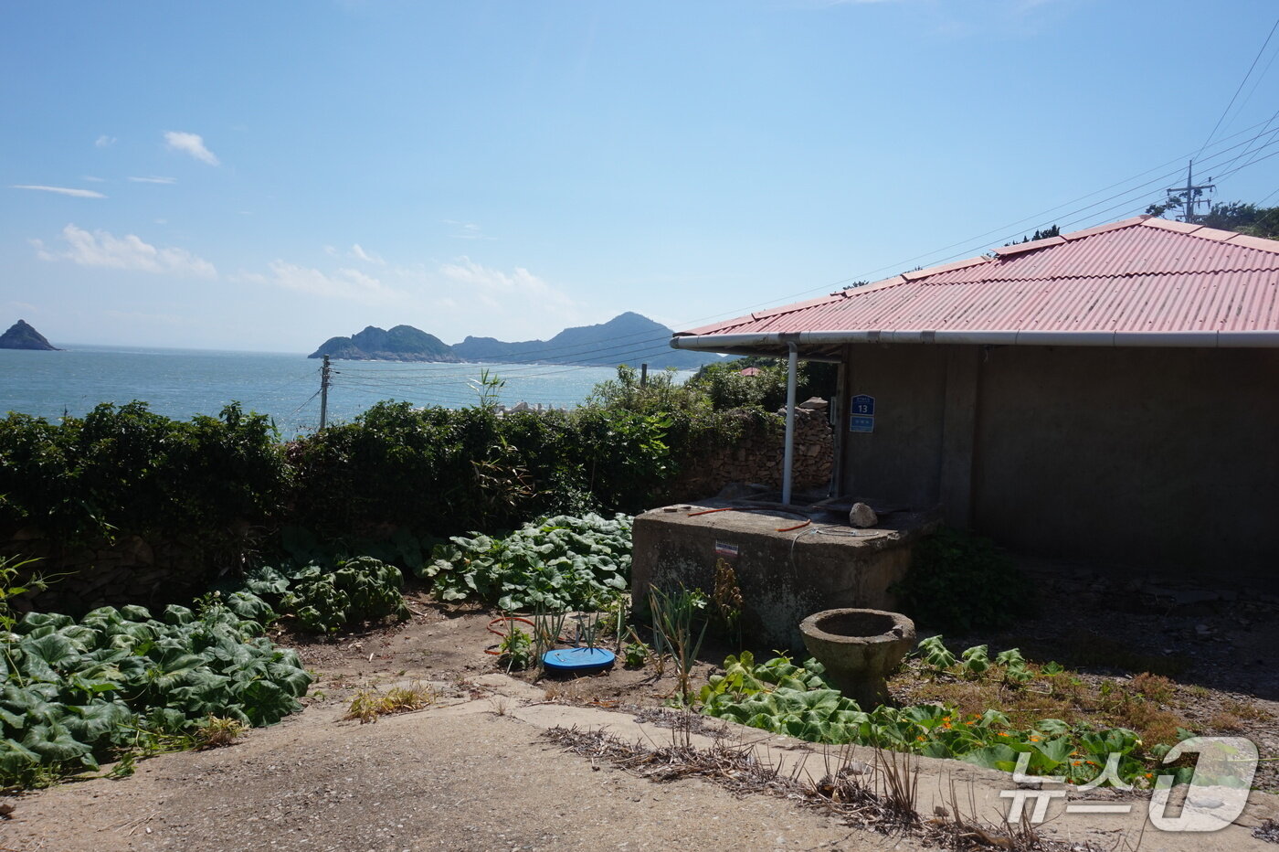 본문 이미지 - 슬도 민가. 바다 건너편으로 독거도가 보인다. 2025.9.5/뉴스1 ⓒ News1 조영석 기자 