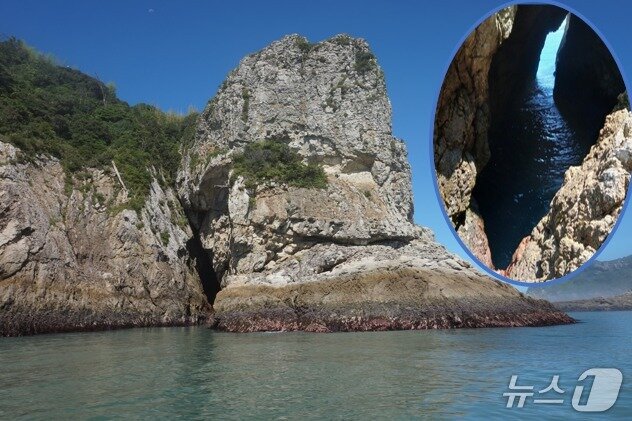 본문 이미지 - 혈도 &#39;용냉이굴&#39;. 원안은 섬의 정상에서 본 동굴 내부. 2025.9.5/뉴스1 ⓒ News1 조영석 기자 