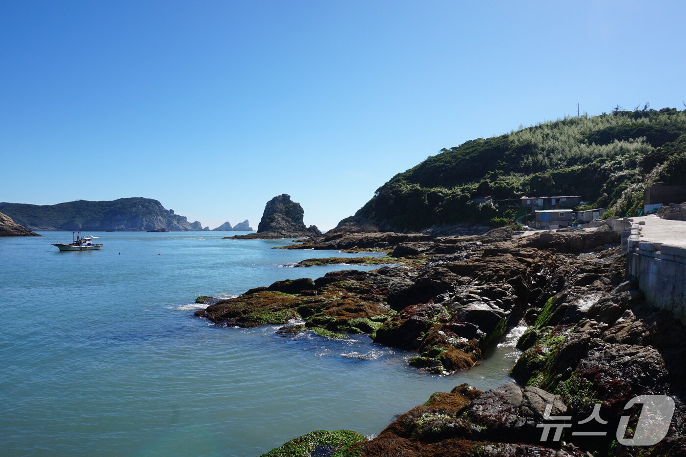 본문 이미지 - 혈도의 갱번과 마을 풍경. 2025.9.5/뉴스1 ⓒ News1 조영석 기자 