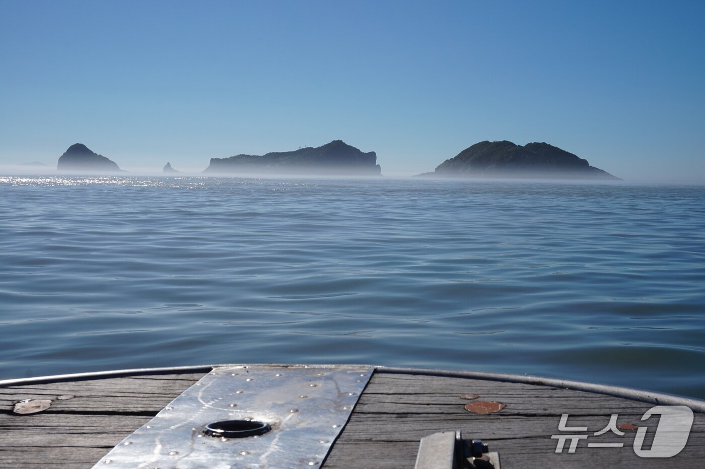 본문 이미지 - 실안개 낀 혈도 풍경. 가운데 혈도를 중심으로 왼쪽은 솔섬, 오른쪽은 납대기섬이다. 2025.9.5/뉴스1 ⓒ News1 조영석 기자 