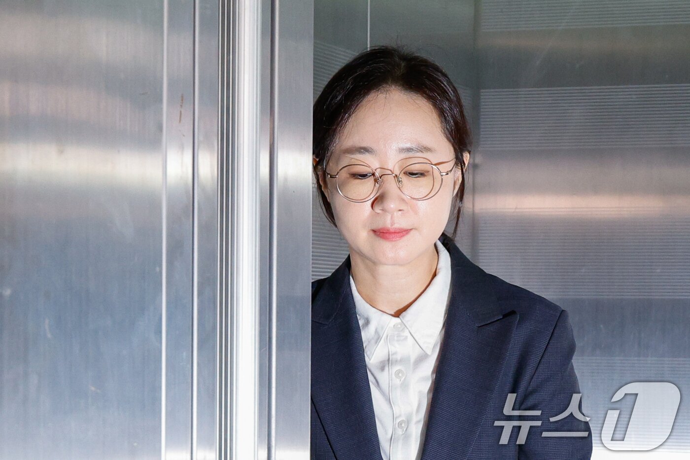 본문 이미지 - 최지현 전 대통령실 인사비서관이 5일 오후 서울 서초구 순직해병특검팀 사무실에서 이종섭 전 국방부 장관의 호주 대사 임명 배경 등 참고인 신분 조사를 받기 위해 출석하고 있다. 2025.9.5/뉴스1 ⓒ News1 안은나 기자