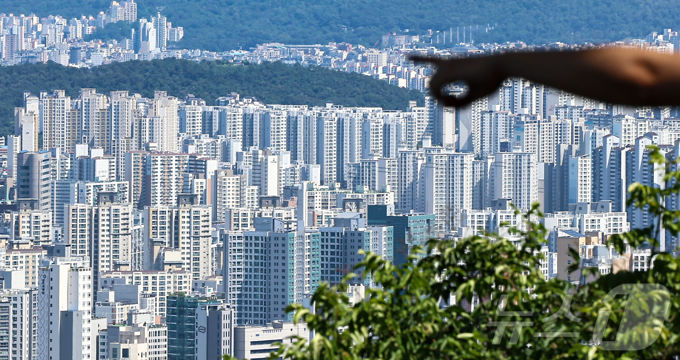 (서울=뉴스1) 김도우 기자 = 지난달 서울 아파트 분양가가 처음으로 1㎡당 2000만 원을 돌파했다.5일 분양평가 전문회사 리얼하우스가 청약홈 자료를 분석한 결과에 따르면 올해 …