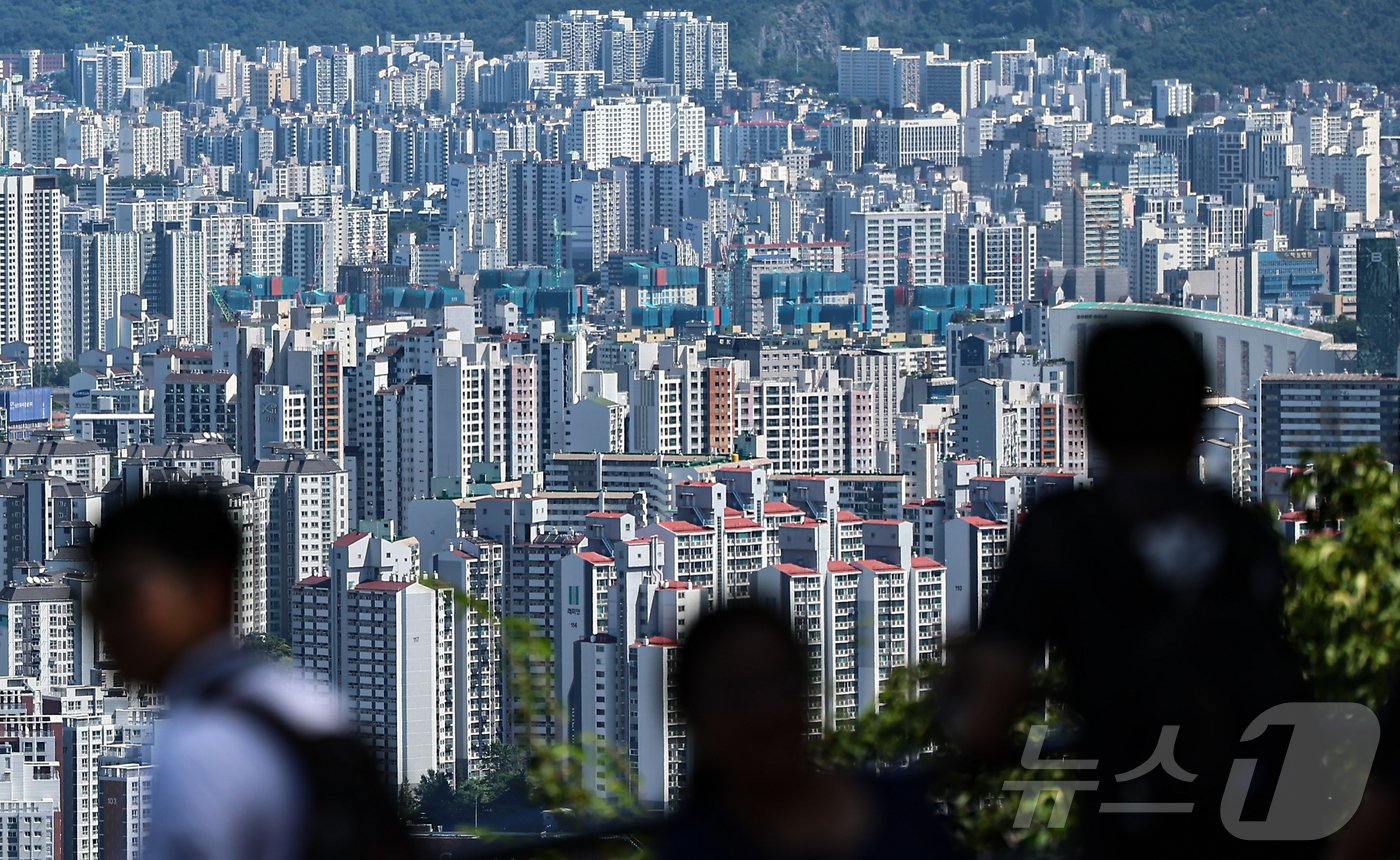 (서울=뉴스1) 김도우 기자 = 지난달 서울 아파트 분양가가 처음으로 1㎡당 2000만 원을 돌파했다.5일 분양평가 전문회사 리얼하우스가 청약홈 자료를 분석한 결과에 따르면 올해 …