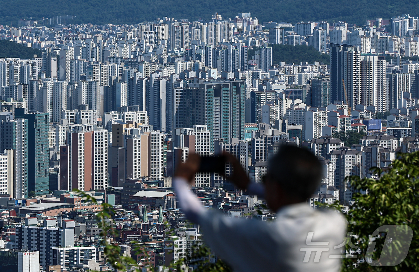 (서울=뉴스1) 김도우 기자 = 지난달 서울 아파트 분양가가 처음으로 1㎡당 2000만 원을 돌파했다.5일 분양평가 전문회사 리얼하우스가 청약홈 자료를 분석한 결과에 따르면 올해 …