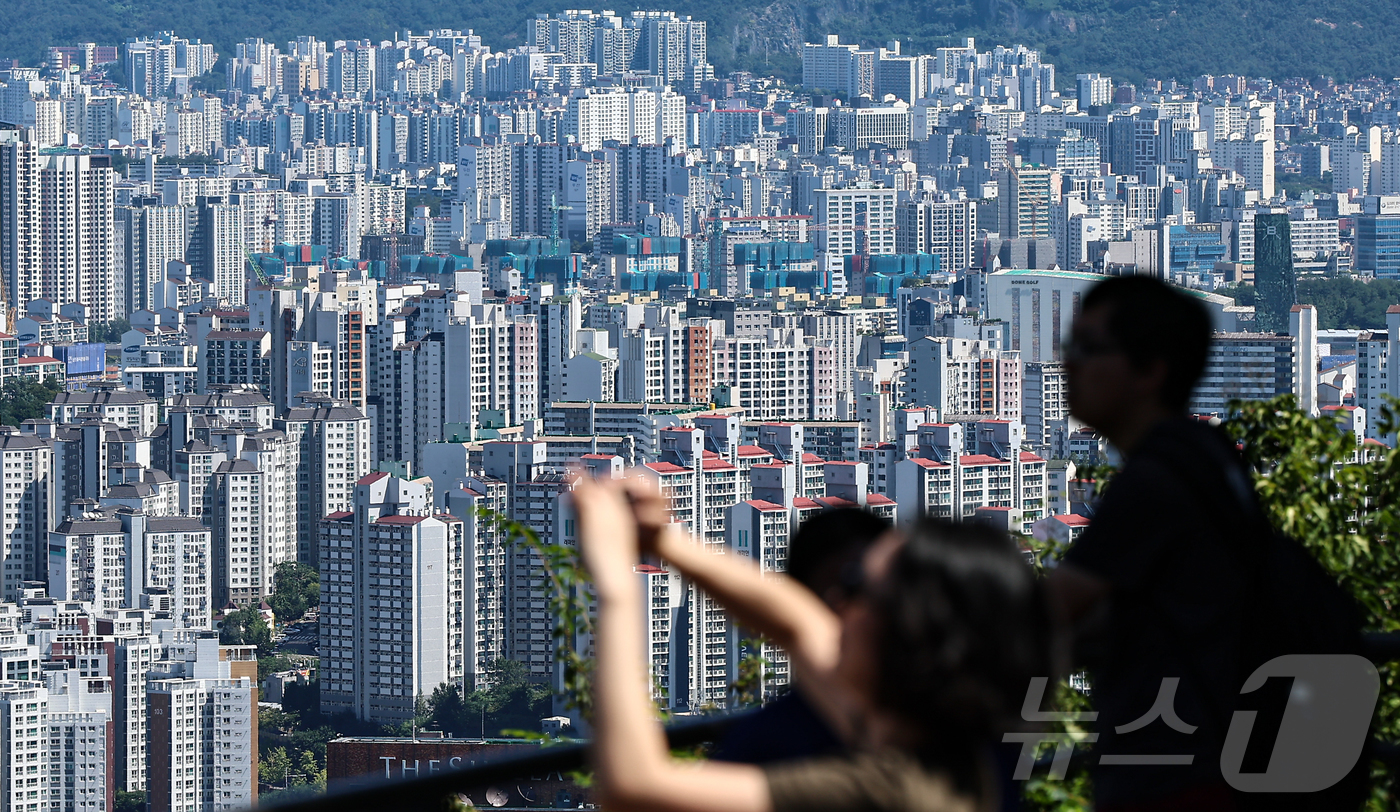 (서울=뉴스1) 김도우 기자 = 지난달 서울 아파트 분양가가 처음으로 1㎡당 2000만 원을 돌파했다.5일 분양평가 전문회사 리얼하우스가 청약홈 자료를 분석한 결과에 따르면 올해 …