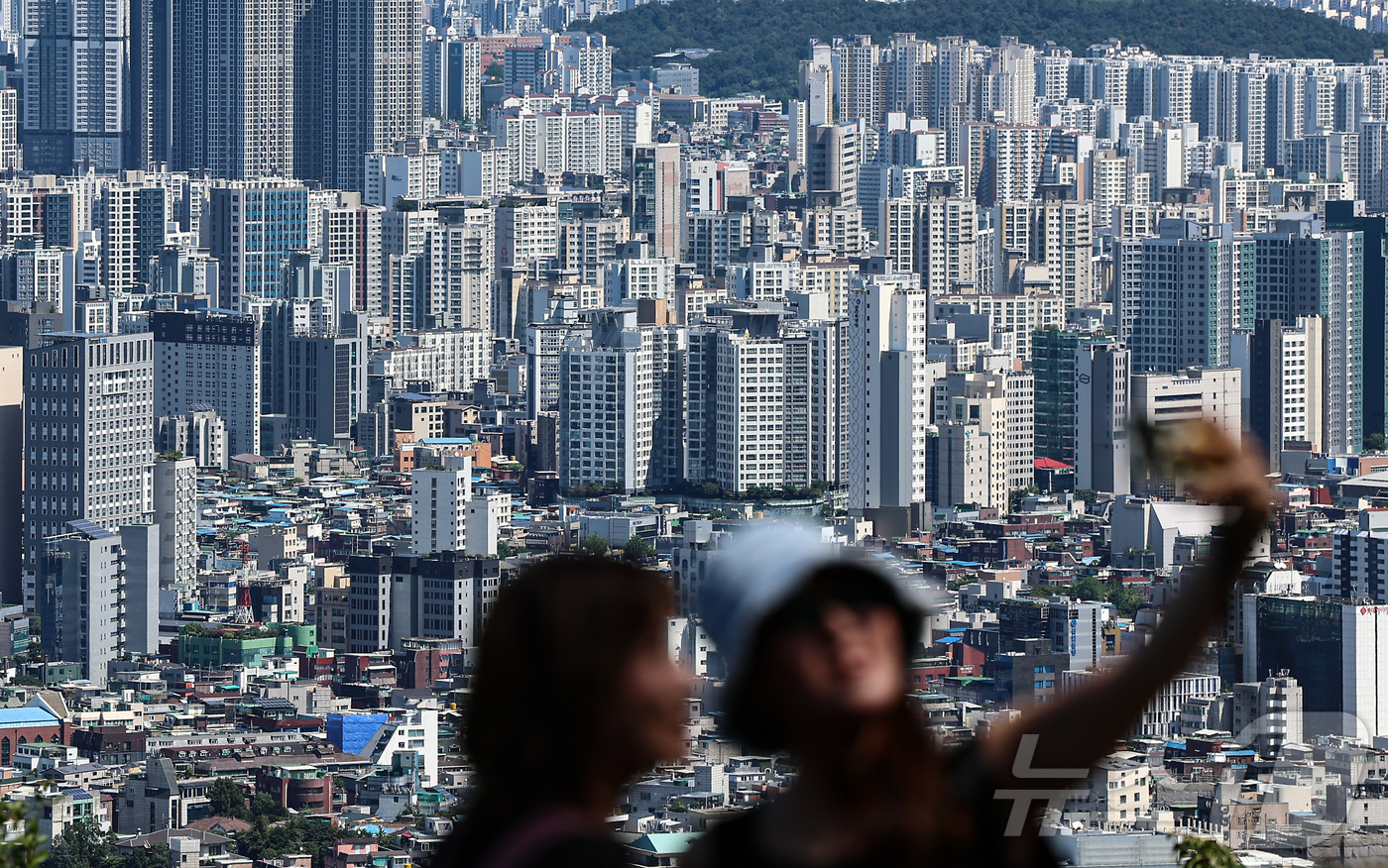 (서울=뉴스1) 김도우 기자 = 지난달 서울 아파트 분양가가 처음으로 1㎡당 2000만 원을 돌파했다.5일 분양평가 전문회사 리얼하우스가 청약홈 자료를 분석한 결과에 따르면 올해 …