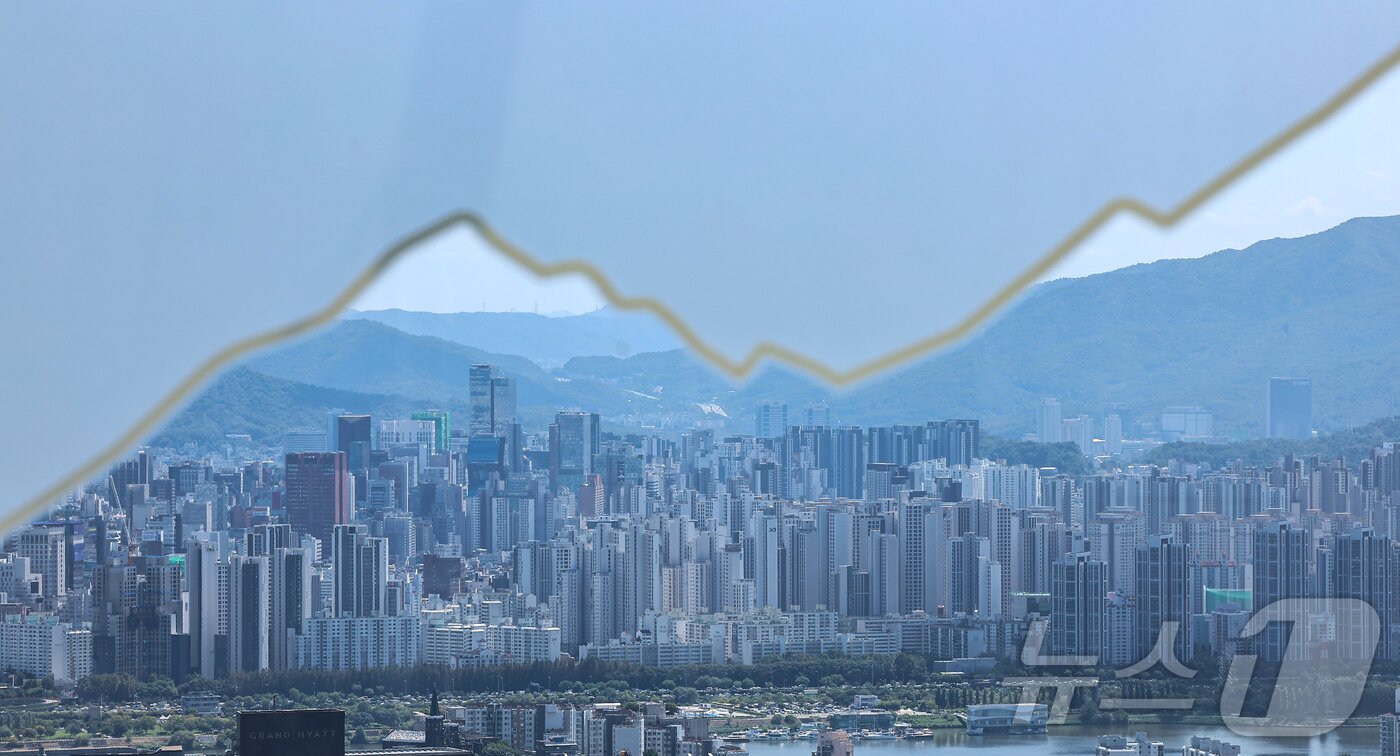 본문 이미지 - 사진은 이날 서울 중구 남산에서 바라본 시내 아파트 단지. 2025.9.5/뉴스1 ⓒ News1 김도우 기자