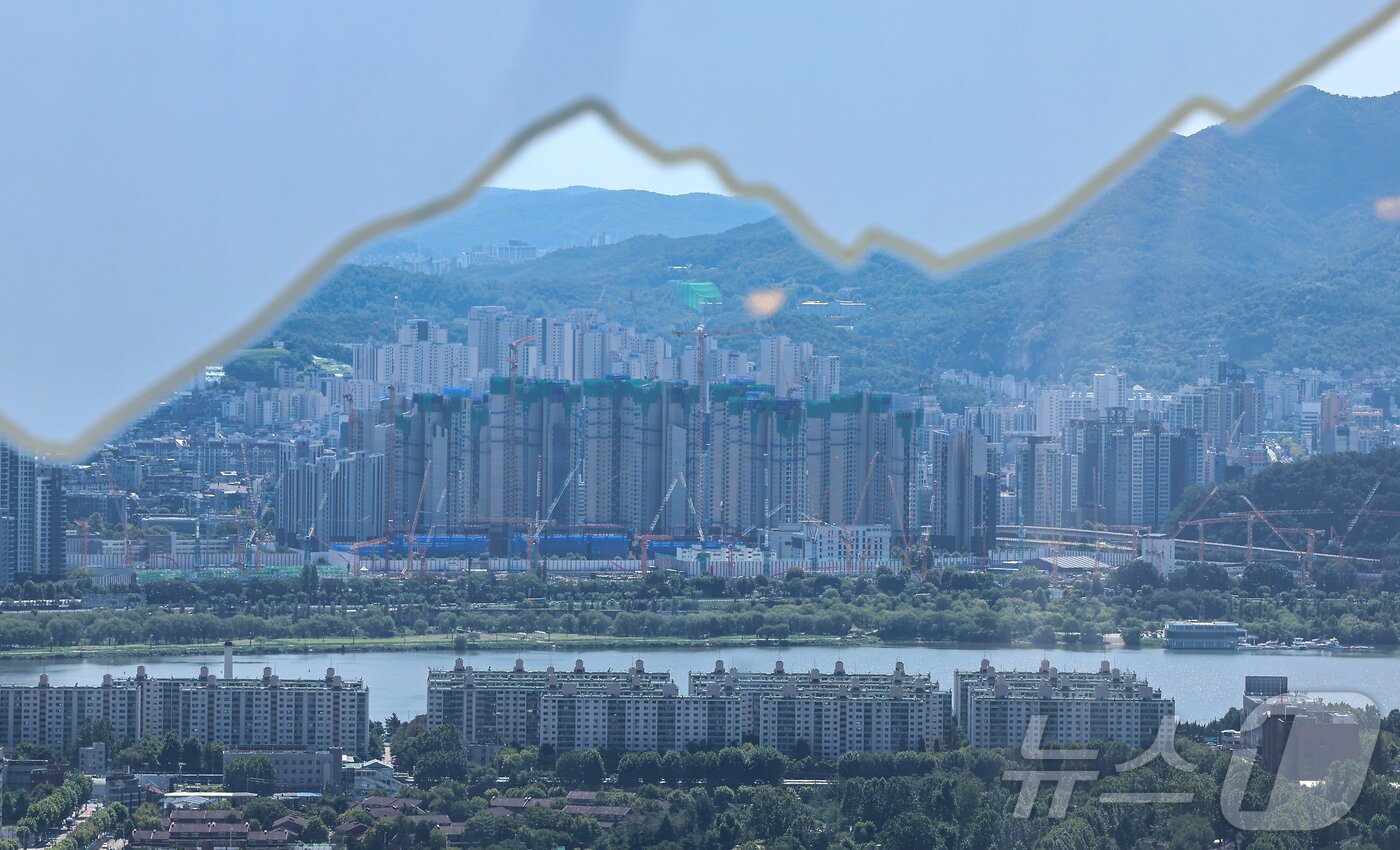 본문 이미지 - 서울 중구 남산에서 바라본 시내 아파트 단지. 2025.9.5 ⓒ 뉴스1 김도우 기자