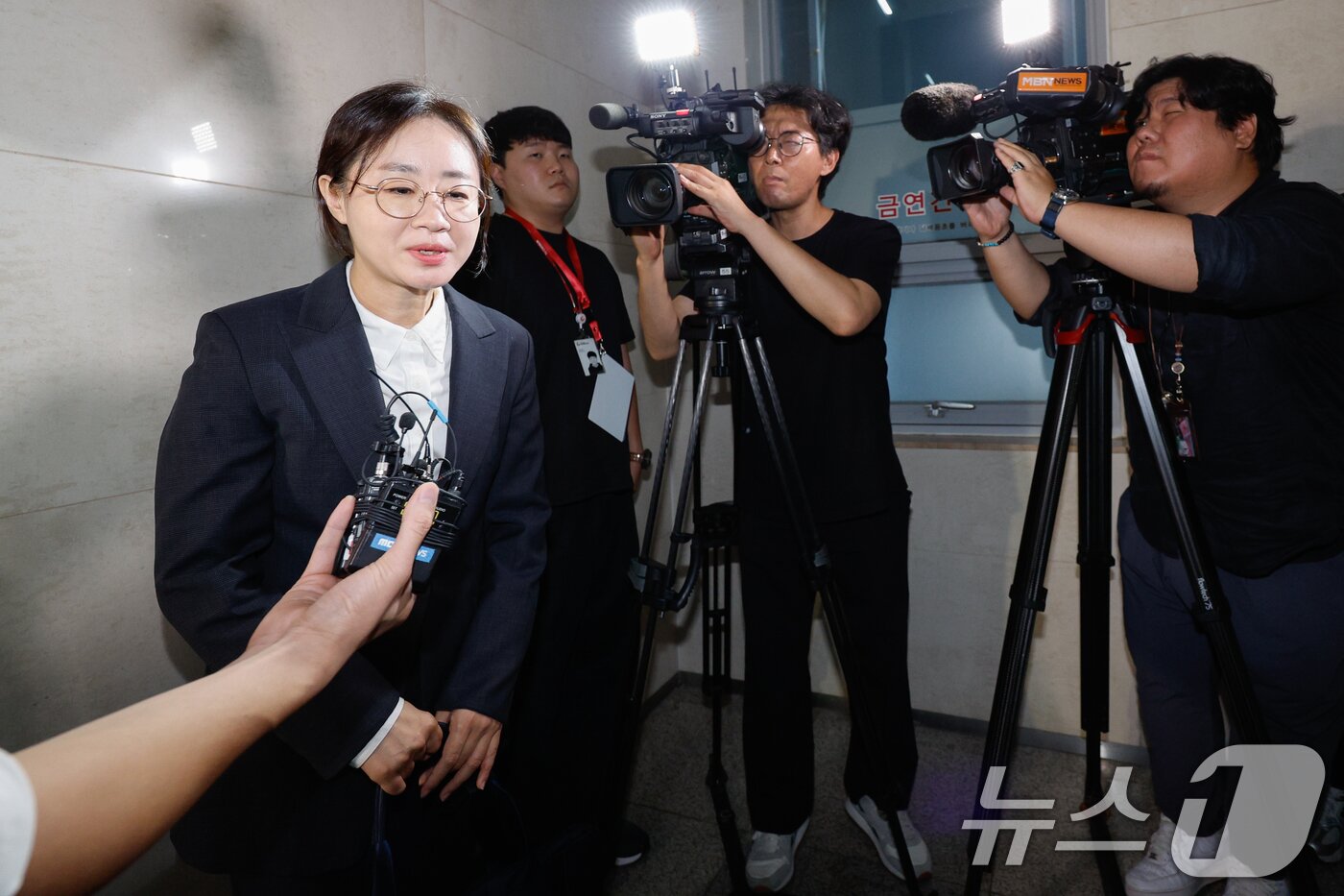 본문 이미지 - 최지현 전 대통령실 인사비서관이 5일 오후 서울 서초구 순직해병특검팀 사무실에서 이종섭 전 국방부 장관의 호주 대사 임명 배경 등 참고인 신분 조사를 받기 위해 출석하고 있다. ⓒ News1 안은나 기자