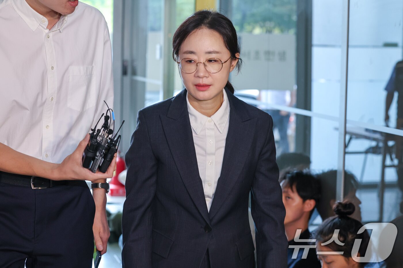 본문 이미지 - 최지현 전 대통령실 인사비서관이 5일 오후 서울 서초구 순직해병특검팀 사무실에서 이종섭 전 국방부 장관의 호주 대사 임명 배경 등 참고인 신분 조사를 받기 위해 출석하고 있다. 2025.9.5/뉴스1 ⓒ News1 안은나 기자