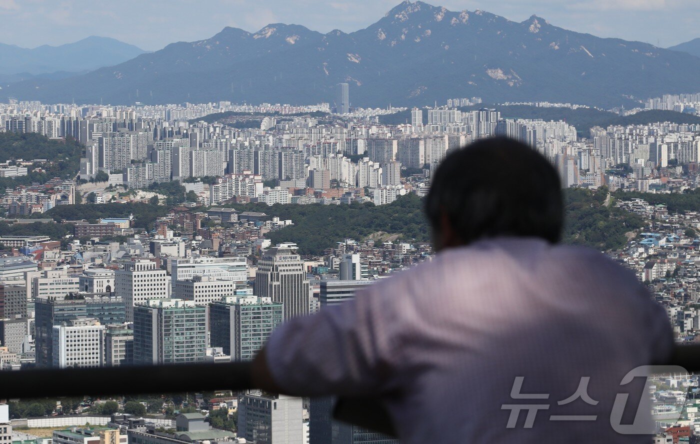 본문 이미지 - 서울 중구 남산에서 바라본 시내 아파트 단지. 2025.9.5/뉴스1 ⓒ News1 권준언 기자