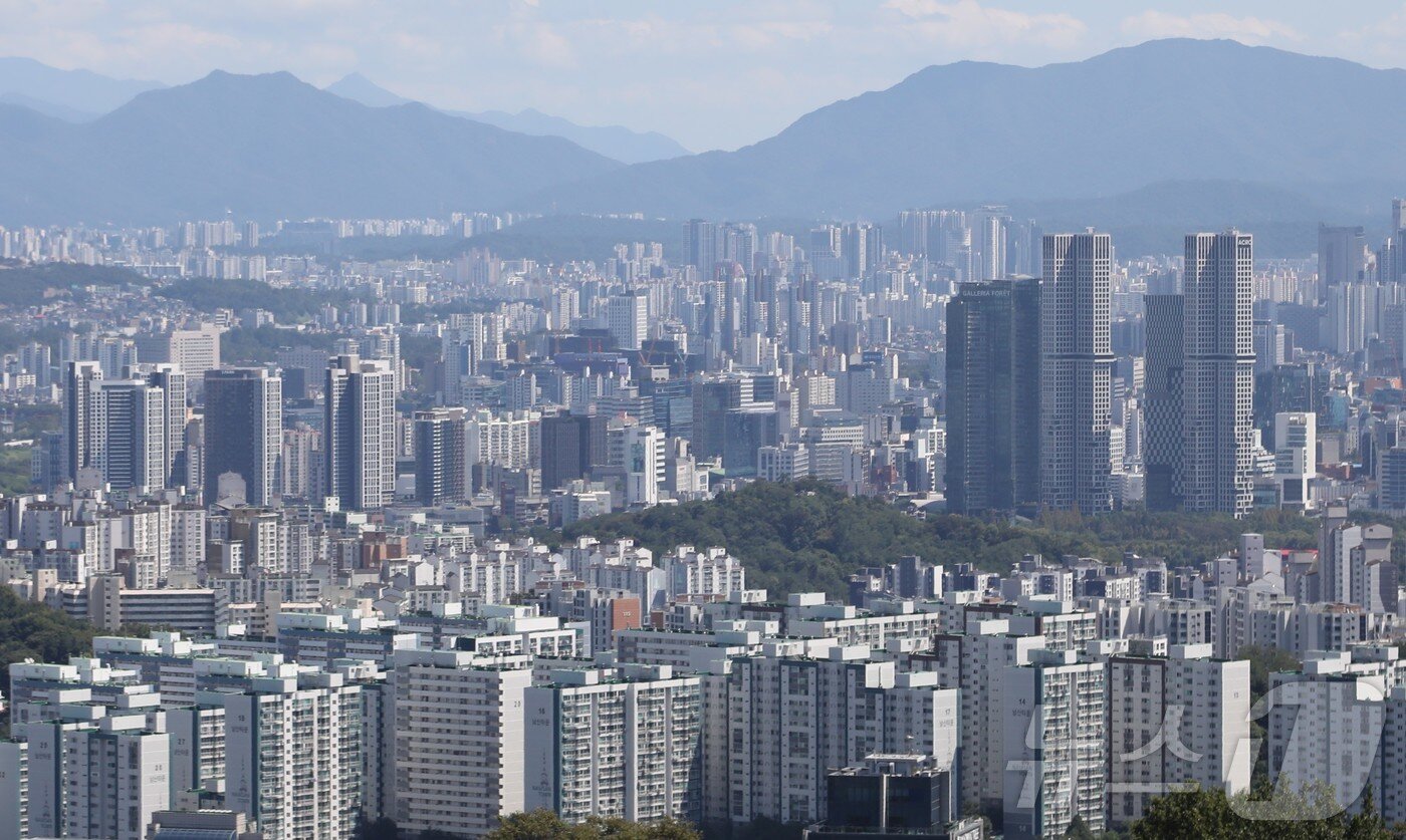 본문 이미지 - 서울 중구 남산에서 바라본 시내 아파트 단지. 2025.9.5 ⓒ 뉴스1 권준언 기자
