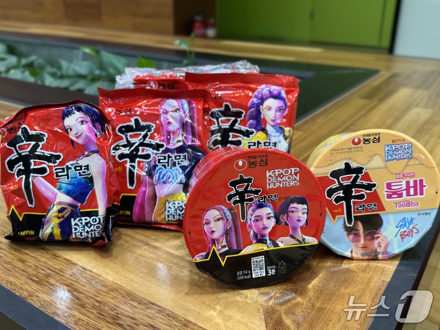 본문 이미지 - 넷플릭스 오리지널 애니메이션 영화 &#39;케이팝 데몬헌터스&#39; 캐릭터가 들어간 농심 신라면 제품군/뉴스1 ⓒ News1 이강 기자