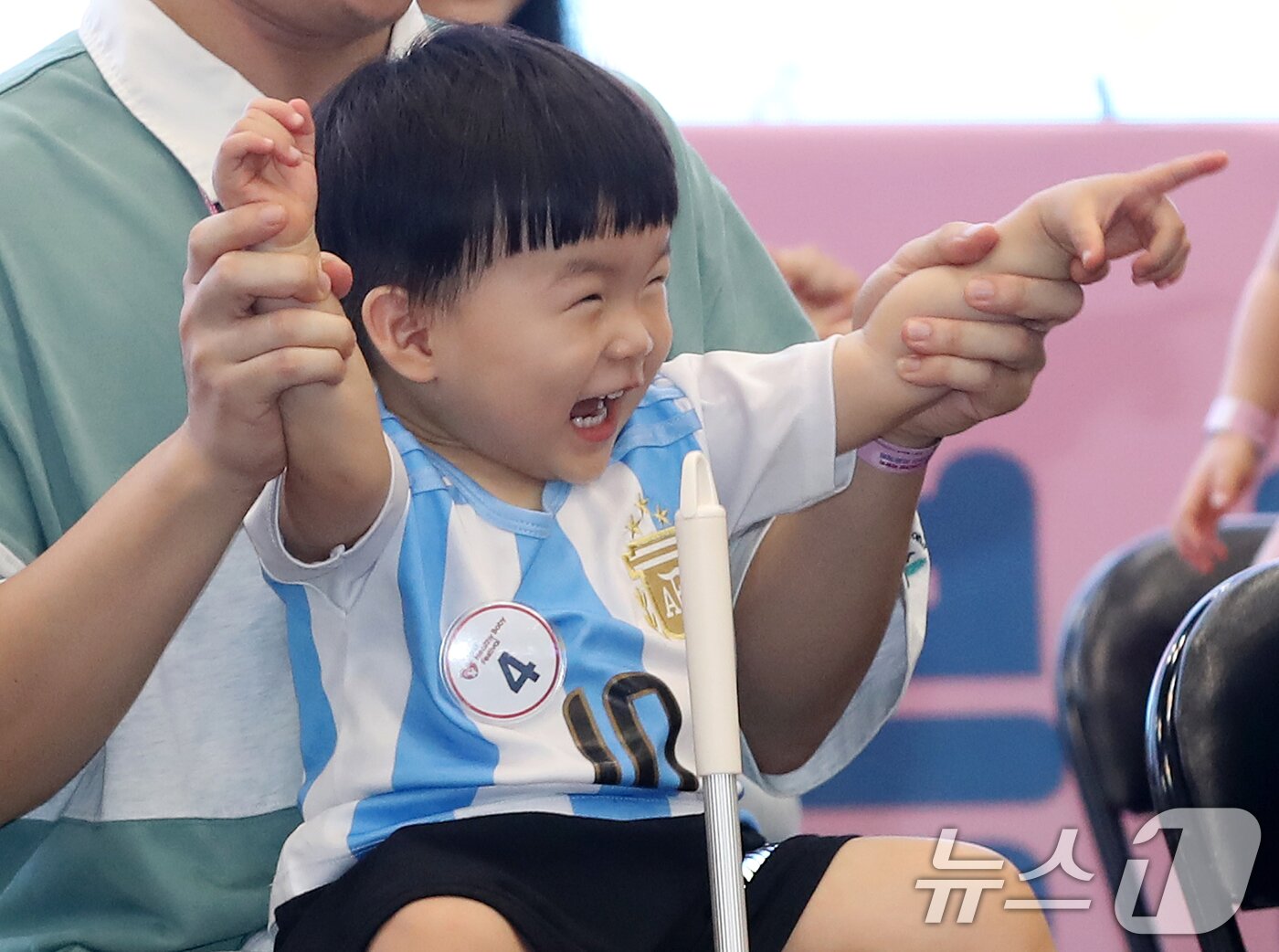 본문 이미지 - 5일 부산 해운대구 벡스코 제1전시장에서 열린 '제1회 헬시·큐티 베이비 페스티벌'에서 큐티 베이비 부문에 참가한 아기가 활짝 웃고 있다.  2025.9.5/뉴스1 ⓒ News1 윤일지 기자