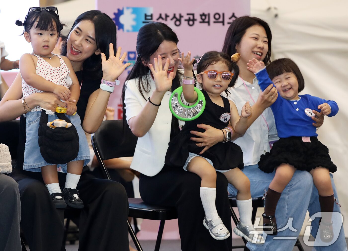 본문 이미지 - 5일 부산 해운대구 벡스코 제1전시장에서 열린 '제1회 헬시·큐티 베이비 페스티벌'에서 큐티 베이비 부문에 참가한 아기들이 부모와 함께 무대에 올라 관객석을 바라보고 있다.  2025.9.5/뉴스1 ⓒ News1 윤일지 기자
