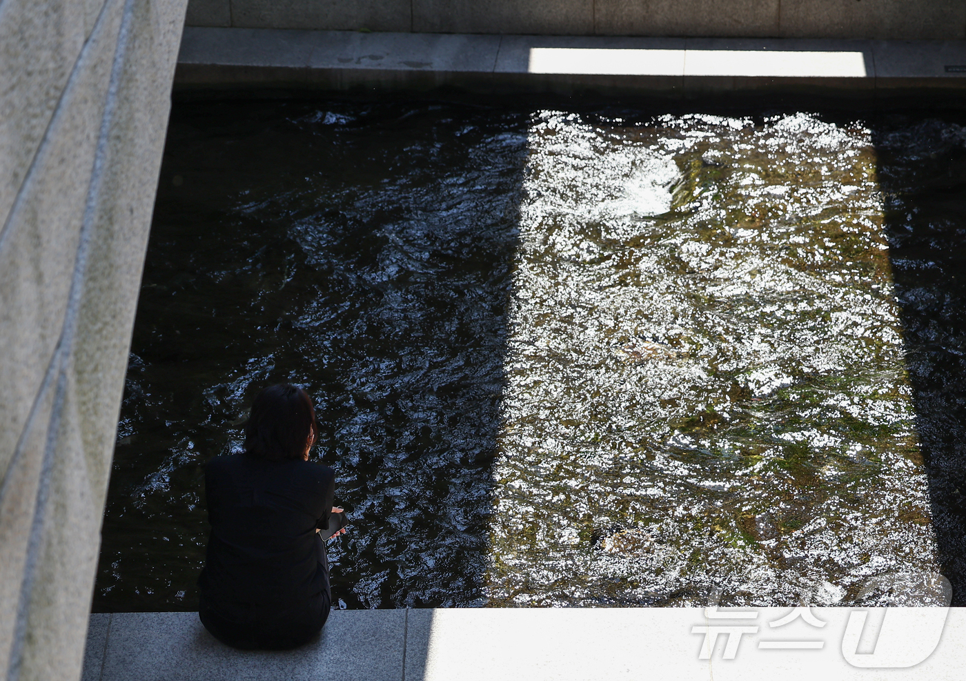 (서울=뉴스1) 김민지 기자 = 서울 낮 기온이 30도 이상 오르며 푹푹 찌는 무더위가 이어진 5일 오후 서울 청계천에서 시민이 휴식을 취하고 있다. 2025.9.5/뉴스1