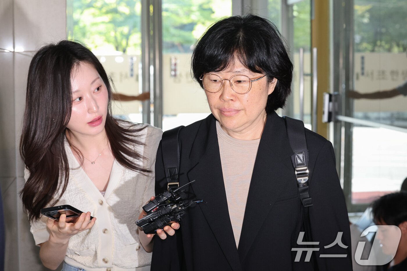 본문 이미지 - 유재은 전 국방부 법무관리관이 5일 오후 서울 서초구 순직해병특검팀 사무실에서 채해병 순직 사건 외압에 관여했다는 의혹과 관련 피의자 신분으로 5차 조사를 받기 위해 출석하고 있다. 2025.9.5/뉴스1 ⓒ News1 안은나 기자