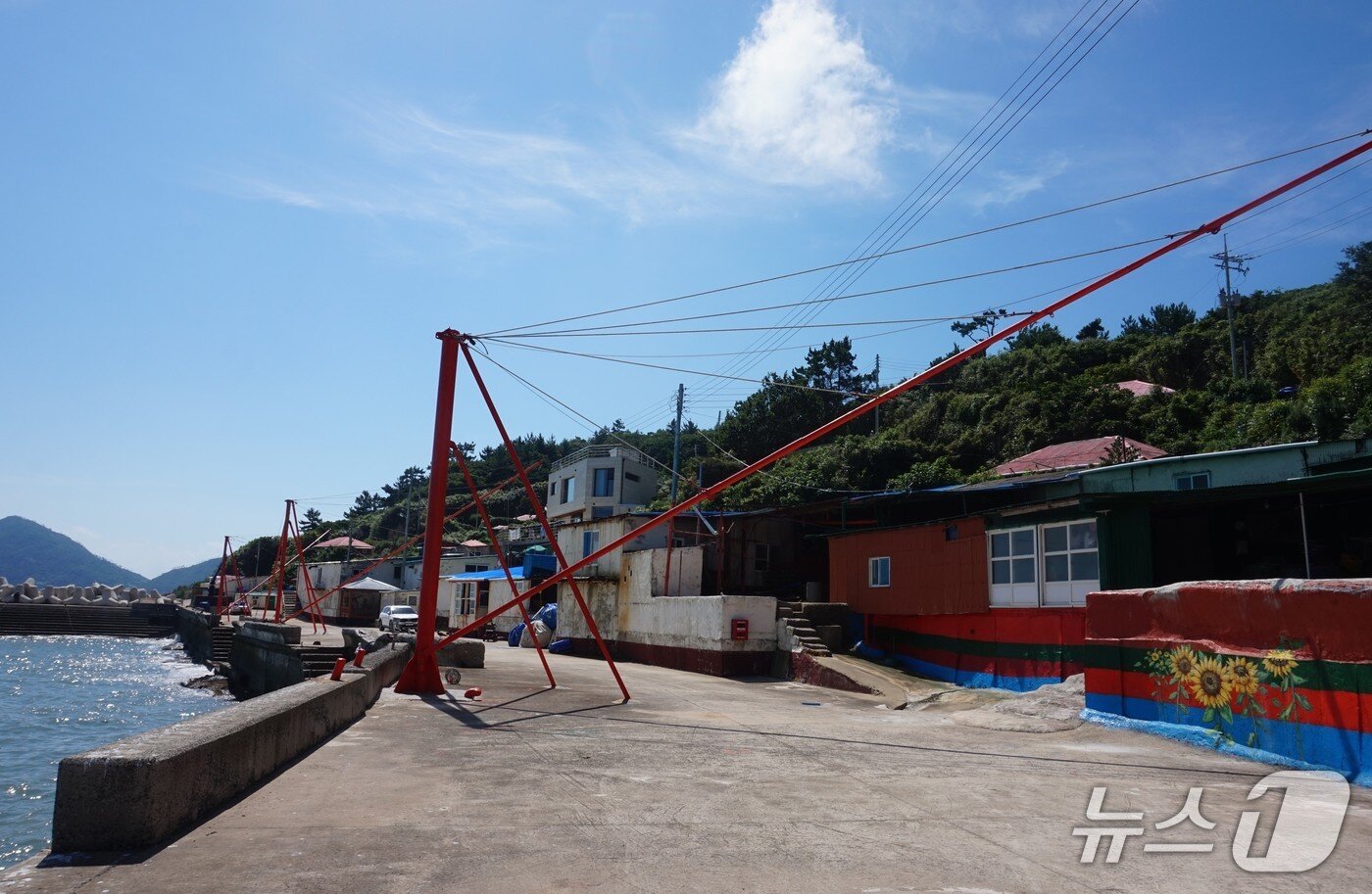 본문 이미지 -  슬도 마을 앞 크레인.  멸치잡이 낭장망을 끌어 올리는 용도다. 2025.9.5/뉴스1 ⓒ News1 조영석 기자 