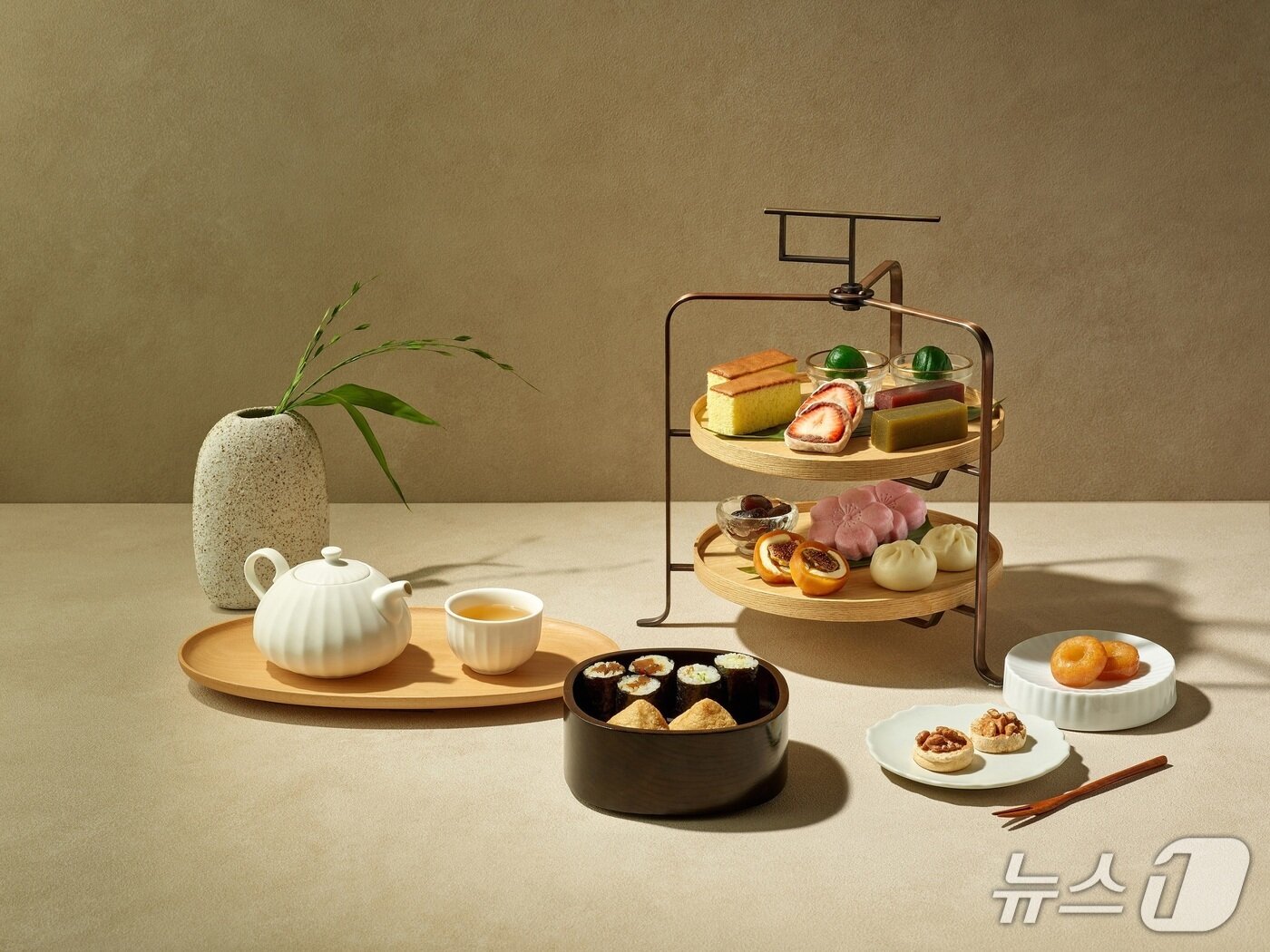 본문 이미지 - 황궁우를 배경으로 한 '헤리티지 애프터눈티 세트'(웨스틴 조선 제공)