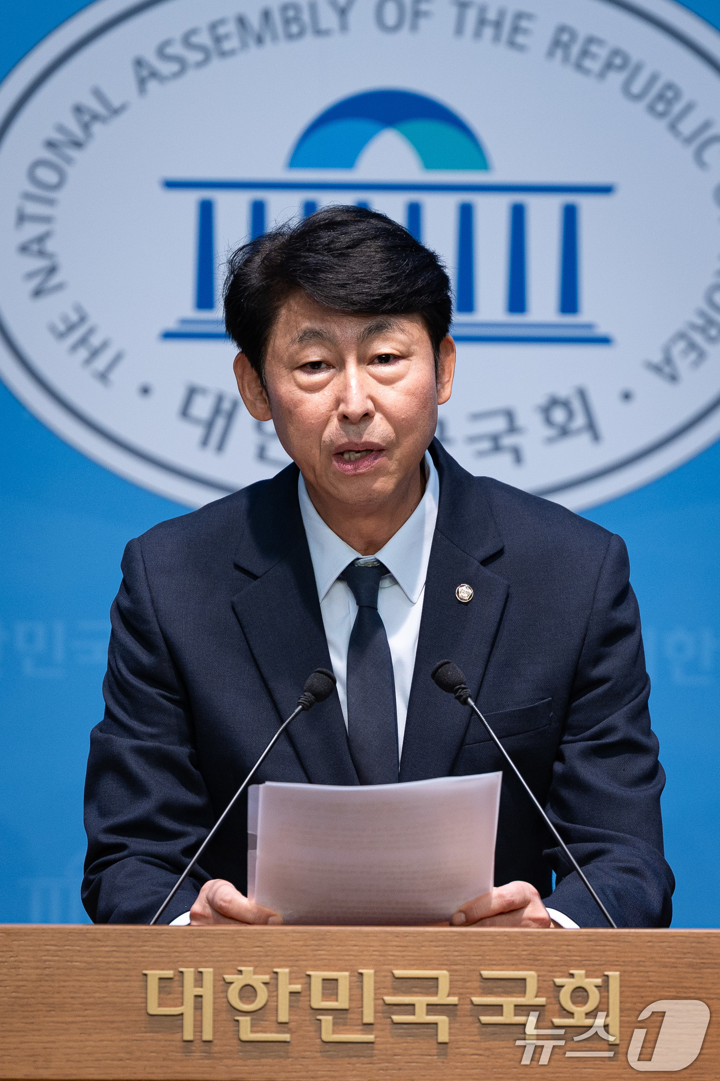 (서울=뉴스1) 유승관 기자 = 이훈기 더불어민주당 의원이 5일 서울 여의도 국회 소통관에서 SKT 위약금 면제 연장 불수용 규탄 기자회견을 하고 있다. 2025.9.5/뉴스1