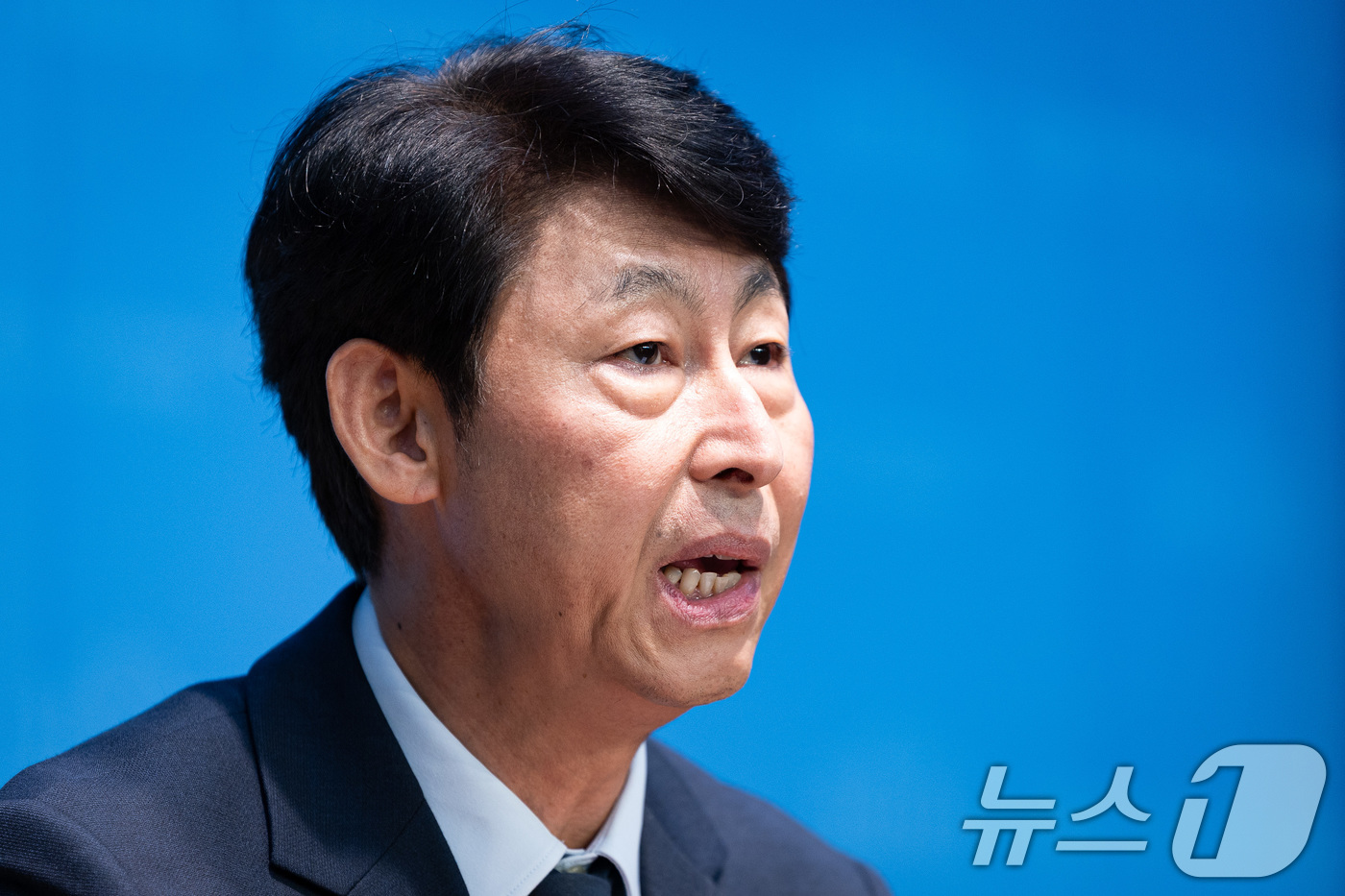 (서울=뉴스1) 유승관 기자 = 이훈기 더불어민주당 의원이 5일 서울 여의도 국회 소통관에서 SKT 위약금 면제 연장 불수용 규탄 기자회견을 하고 있다. 2025.9.5/뉴스1