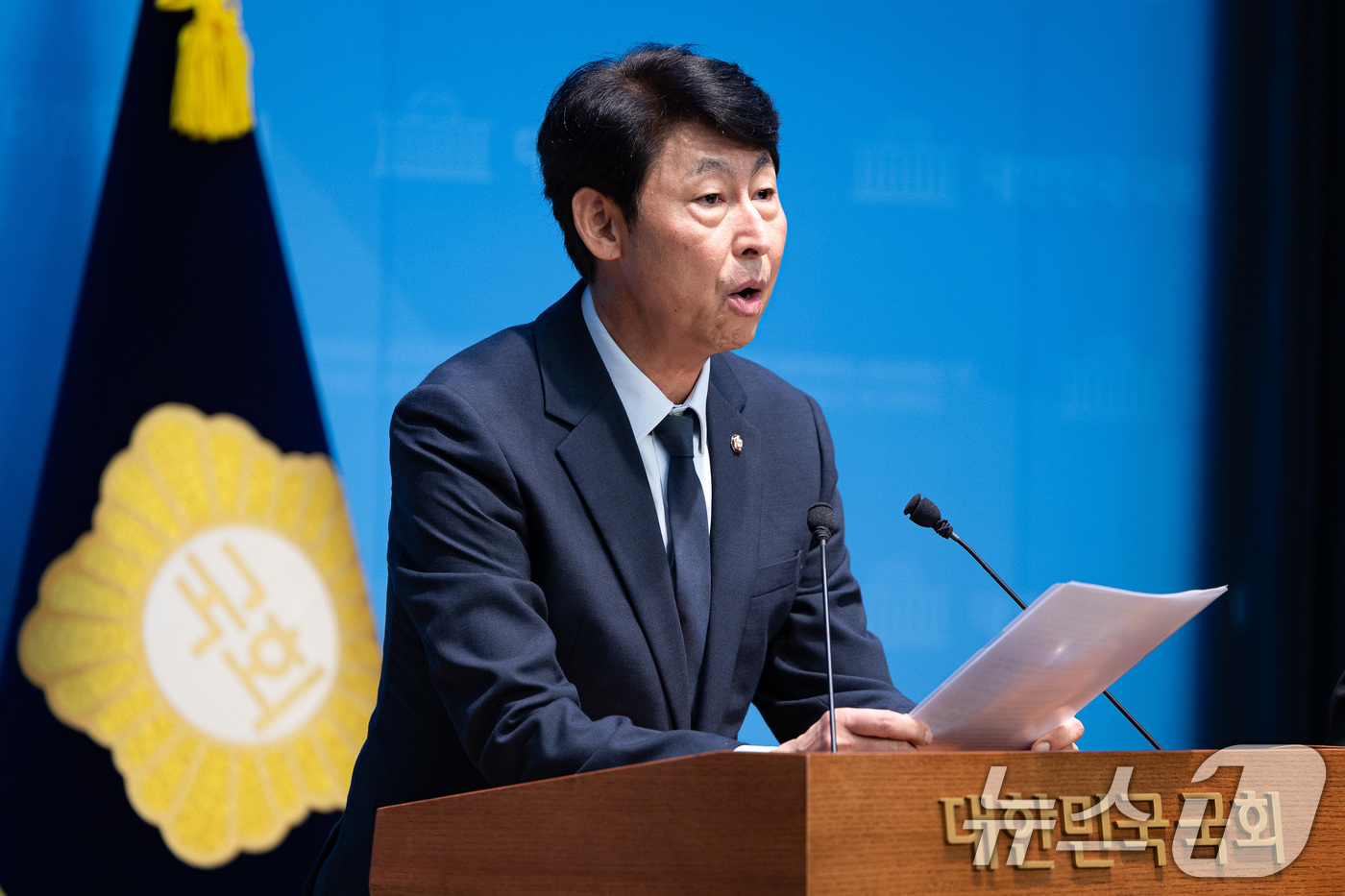 (서울=뉴스1) 유승관 기자 = 이훈기 더불어민주당 의원이 5일 서울 여의도 국회 소통관에서 SKT 위약금 면제 연장 불수용 규탄 기자회견을 하고 있다. 2025.9.5/뉴스1