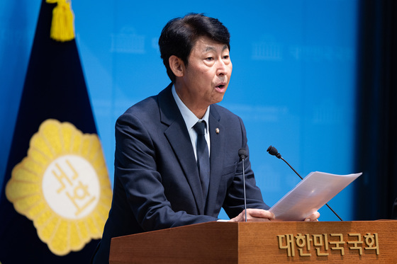 SKT 위약금 면제 연장 불수용 규탄하는 이훈기 의원