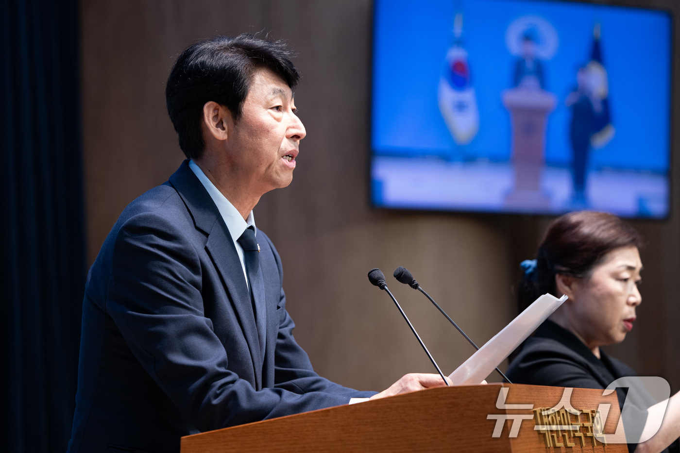 (서울=뉴스1) 유승관 기자 = 이훈기 더불어민주당 의원이 5일 서울 여의도 국회 소통관에서 SKT 위약금 면제 연장 불수용 규탄 기자회견을 하고 있다. 2025.9.5/뉴스1