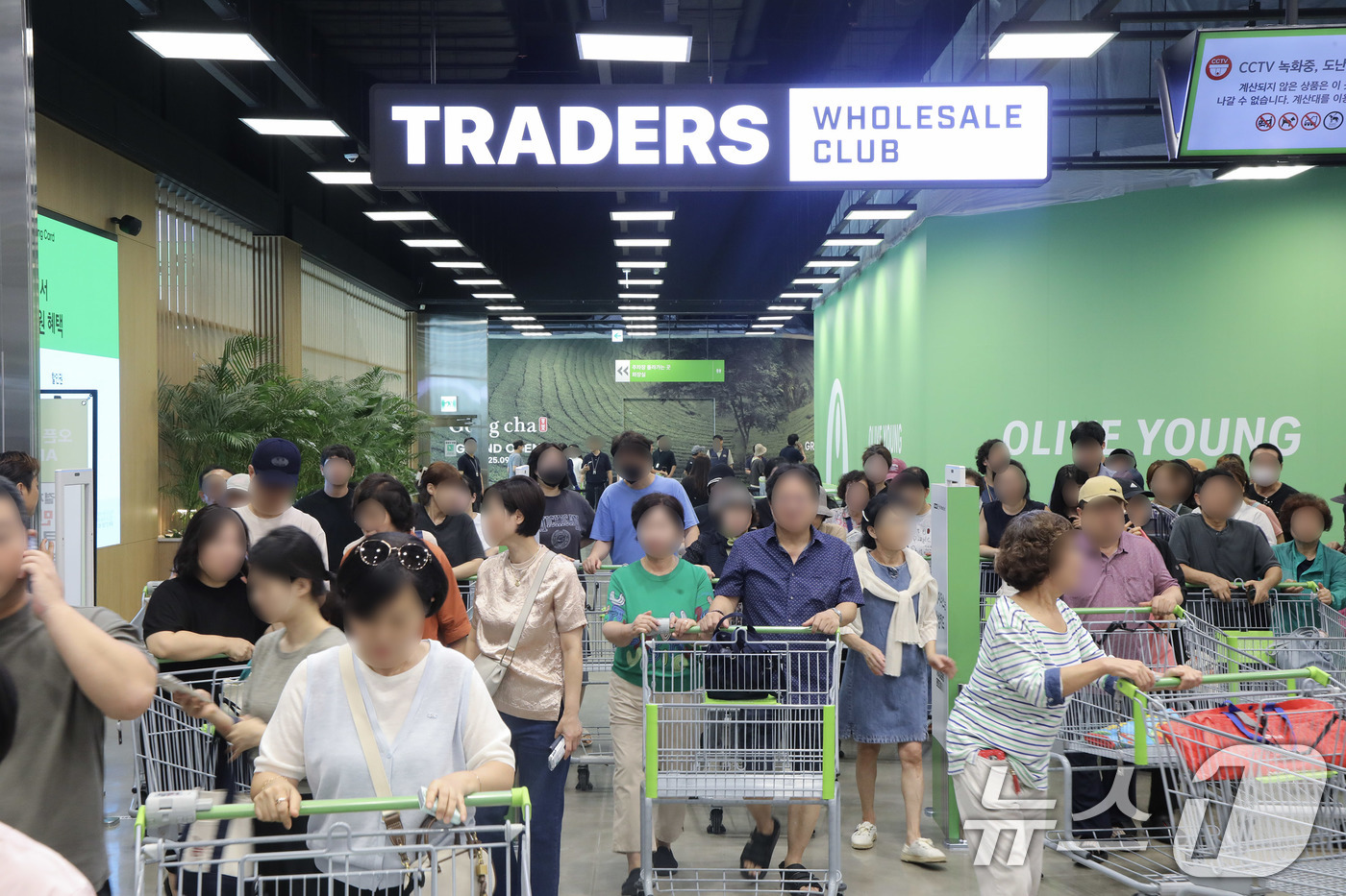 (서울=뉴스1) = 트레이더스 홀 세일 클럽(트레이더스)이 5일 인천 남동구 구월동에 24번째 트레이더스 매장이자 최대 규모의 트레이더스 구월점을 오픈했다고 밝혔다.사진은 5일 트 …