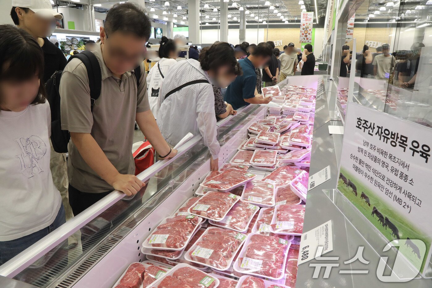 본문 이미지 - 트레이더스 홀 세일 클럽&#40;트레이더스&#41; 구월점에서 고객들이 신선식품을 구매하고 있다. &#40;이마트 제공. 재판매 및 DB 금지&#41; 2025.9.5/뉴스1
