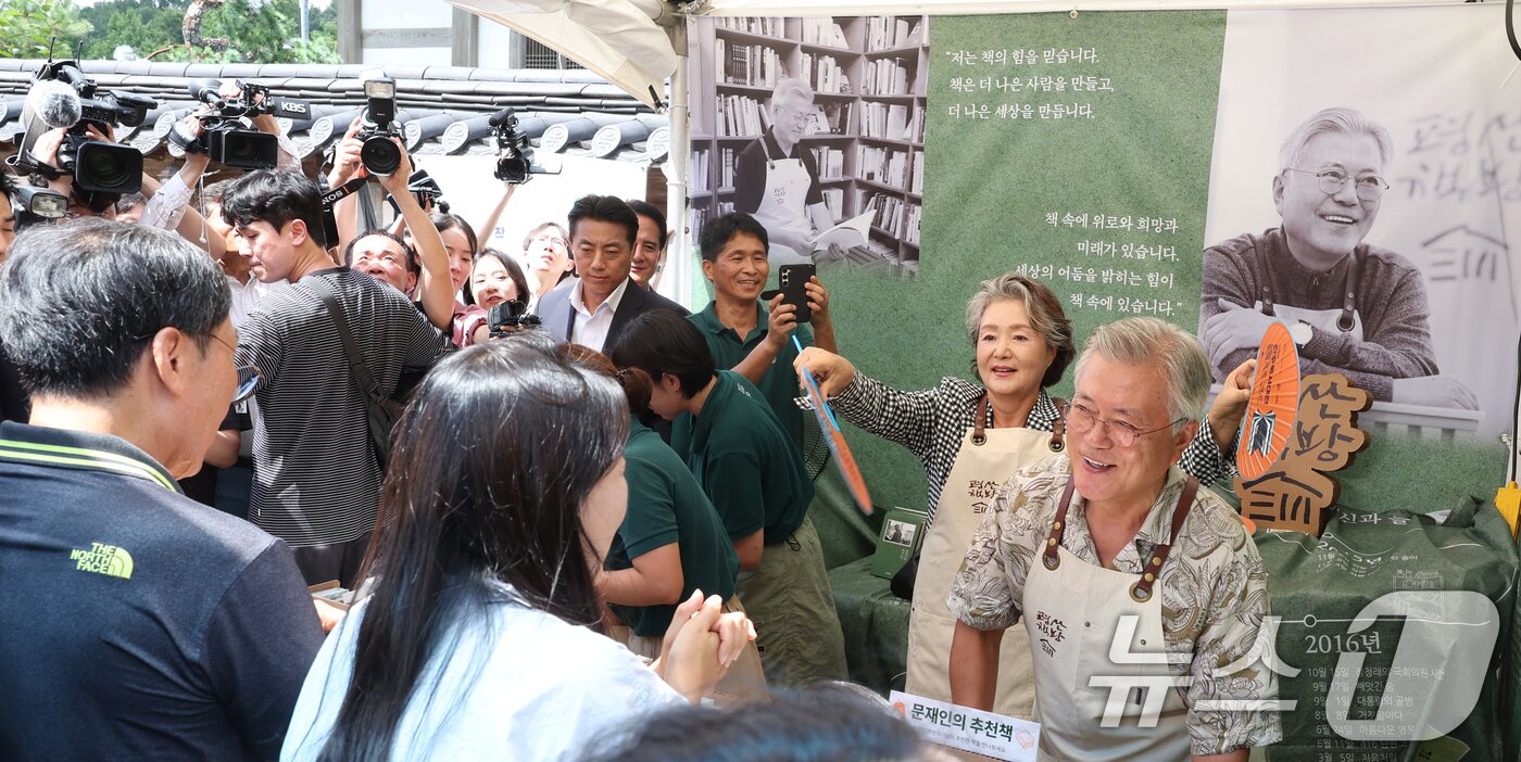 본문 이미지 - 문재인 전 대통령이 5일 전북 전주시 전주한벽문화관 일원에서 열린 제8회 전주독서대전 행사장에 마련된 평산책방을 찾은 독자들과 대화를 나누고 있다. 2025.9.5/뉴스1 ⓒ News1 유경석 기자