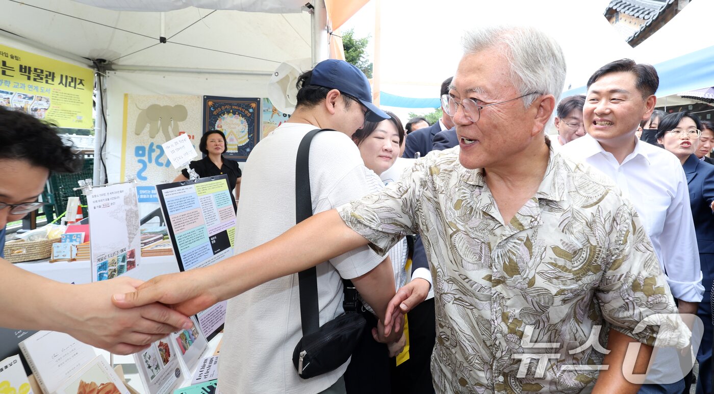 본문 이미지 - 문재인 전 대통령이 5일 전북 전주시 전주한벽문화관 일원에서 열린 제8회 전주독서대전 행사장을 돌며 인사를 나누고 있다. 2025.9.5/뉴스1 ⓒ News1 유경석 기자