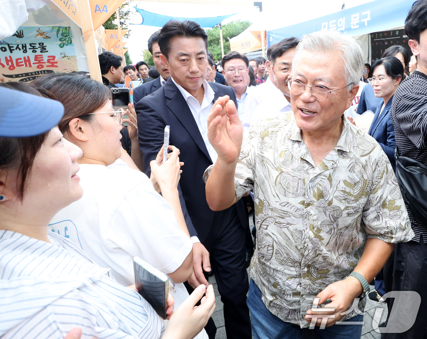 (전주=뉴스1) 유경석 기자 = 문재인 전 대통령이 5일 전북 전주시 전주한벽문화관 일원에서 열린 제8회 전주독서대전 행사장을 돌며 인사를 나누고 있다. 2025.9.5/뉴스1