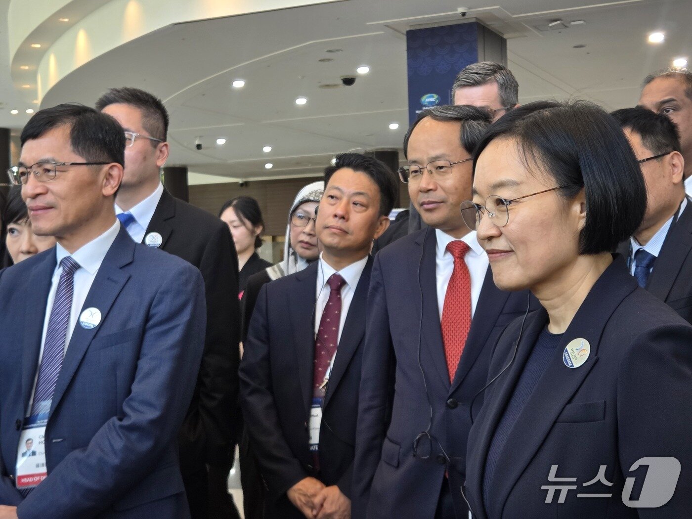 본문 이미지 - 한성숙 중소벤처기업부 장관이 5일 제주 국제컨벤션센터에서 열린 &#39;2025 APEC 중소기업 장관회의&#39;에서 회원국 장관들과 함께 국내 중소기업 전시부스를 찾아 설명을 듣고 있다. 2025.9.5/뉴스1 ⓒ뉴스1 장시온 기자