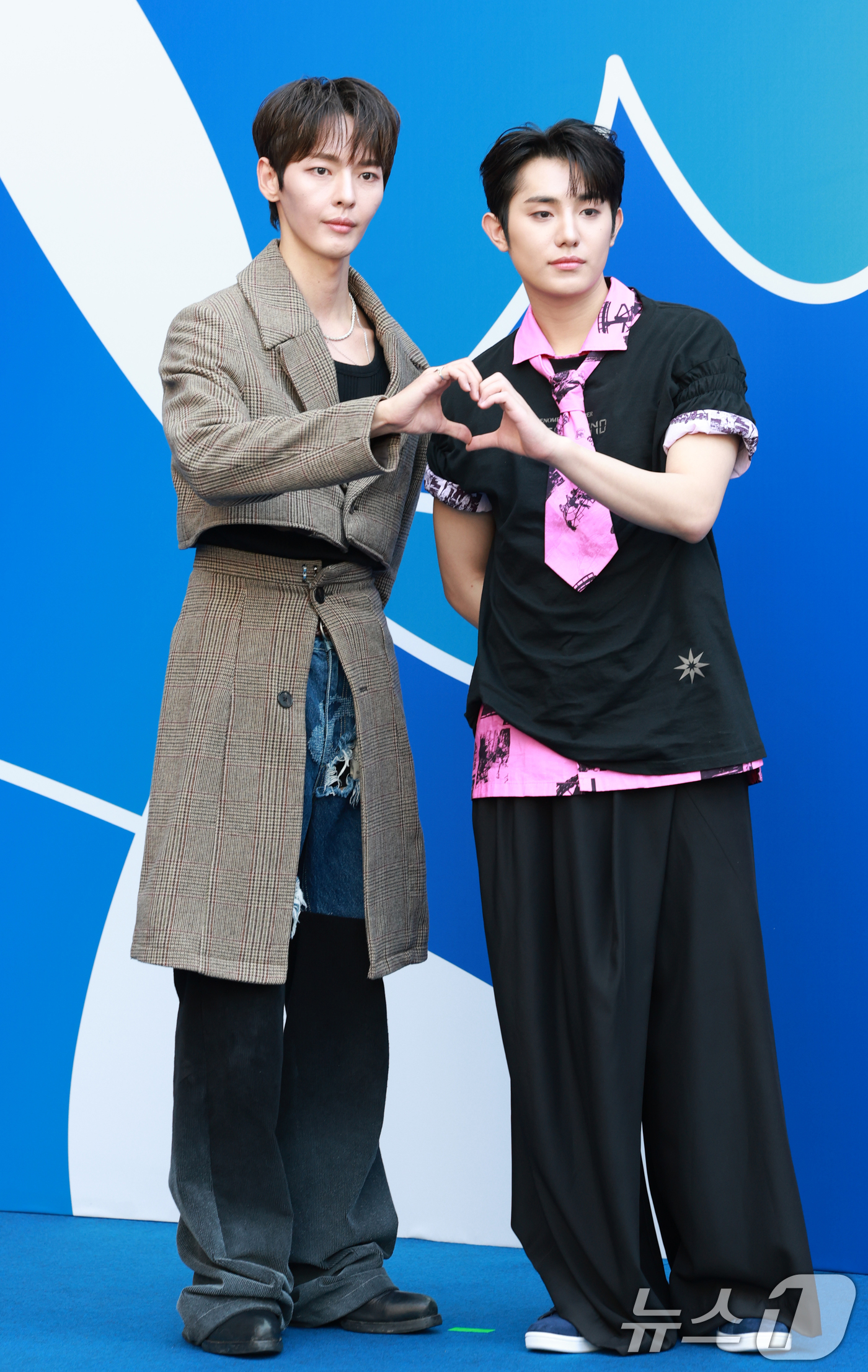 (서울=뉴스1) 권현진 기자 = 온리온오브 밀과 규빈이 5일 서울 중구 동대문디자인플라자(DDP)에서 열린 2026 S/S서울패션위크 페노메논시퍼 컬렉션에 참석해 포즈를 취하고 있 …