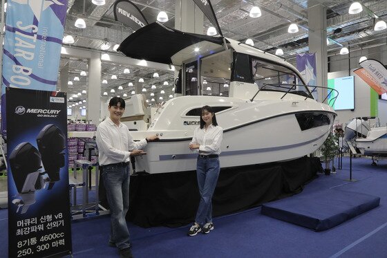 본문 이미지 - 5일 인천 트레이더스 구월점에서 모델들이 대형 요트를 소개하고 있다. &#40;이마트 제공. 재판매 및 DB 금지&#41; 2025.9.5/뉴스1