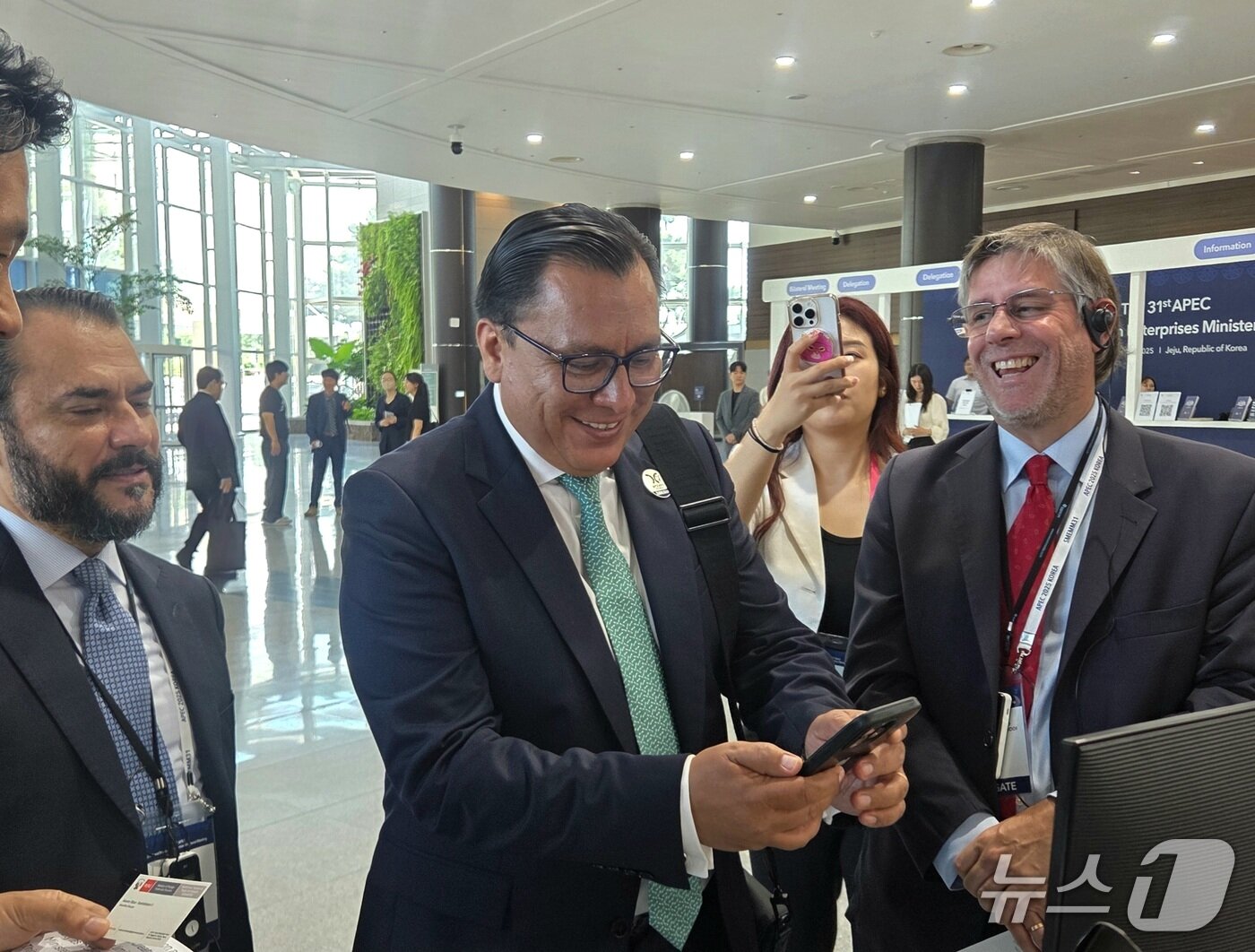 본문 이미지 - 제주 국제컨벤션센터에서 열린 &#39;2024 APEC 중소기업 장관회의&#39;에 참석한 곤살레스 게레로 페루 생산부 장관이 5일 기술·콘텐츠 스타트업 &#39;툰스퀘어&#39; 부스를 방문해 사진을 찍고 있다. 2025.9.5/뉴스1 ⓒ뉴스1 장시온 기자
