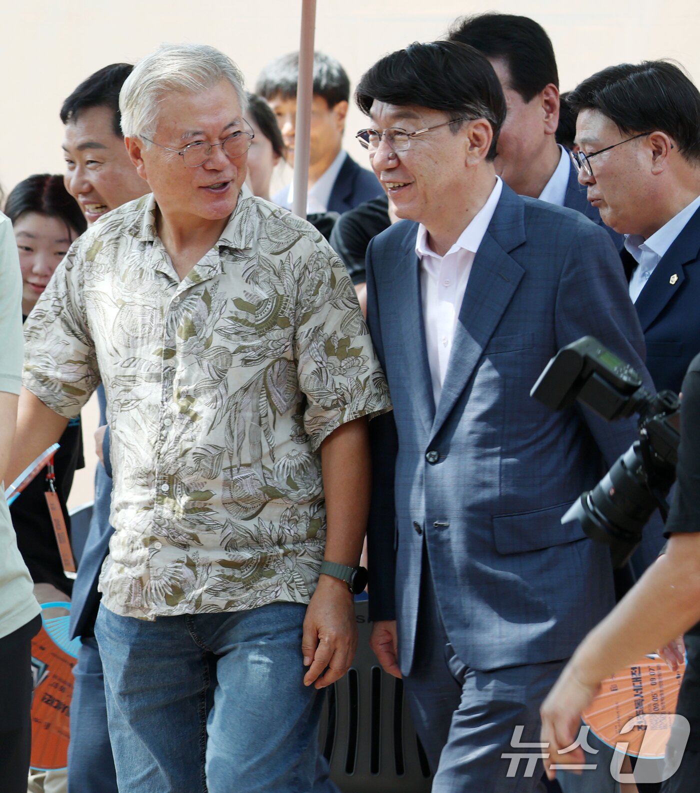 본문 이미지 - 문재인 전 대통령(왼쪽)이 5일 전북 전주시 전주한벽문화관 일원에서 열린 제8회 전주독서대전 행사장을 찾아 우범기 전주시장과 대화를 나누고 있다. 2025.9.5/뉴스1 ⓒ News1 유경석 기자