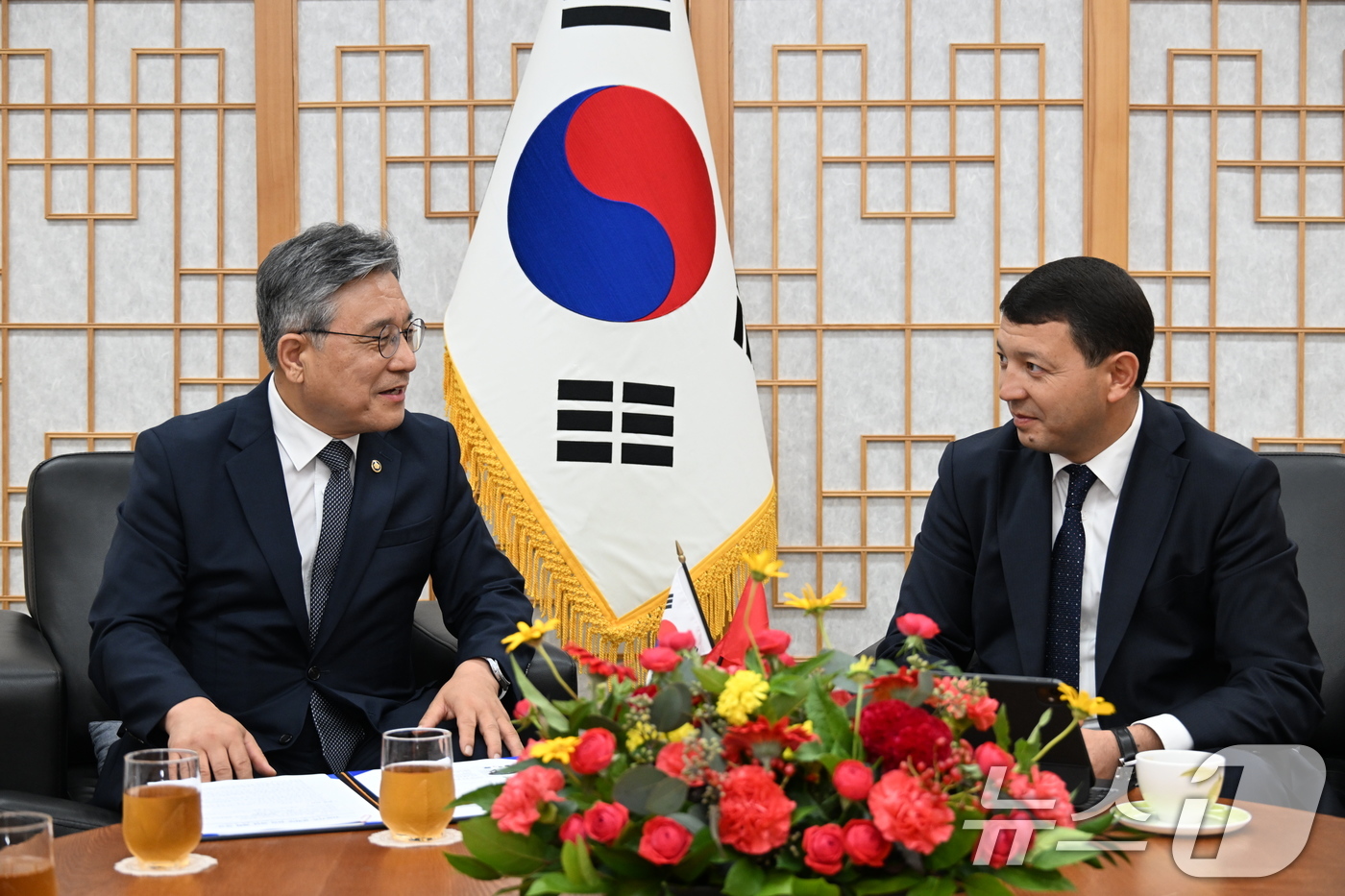 (서울=뉴스1) = 허민 국가유산청장이 5일 서울 종로구 국립고궁박물관에서 맘베탈리예프 미르벡 케멜로비치 키르기즈 공화국 문화정보청년정책부 장관을 만나 국가유산청이 추진하고 있는 …