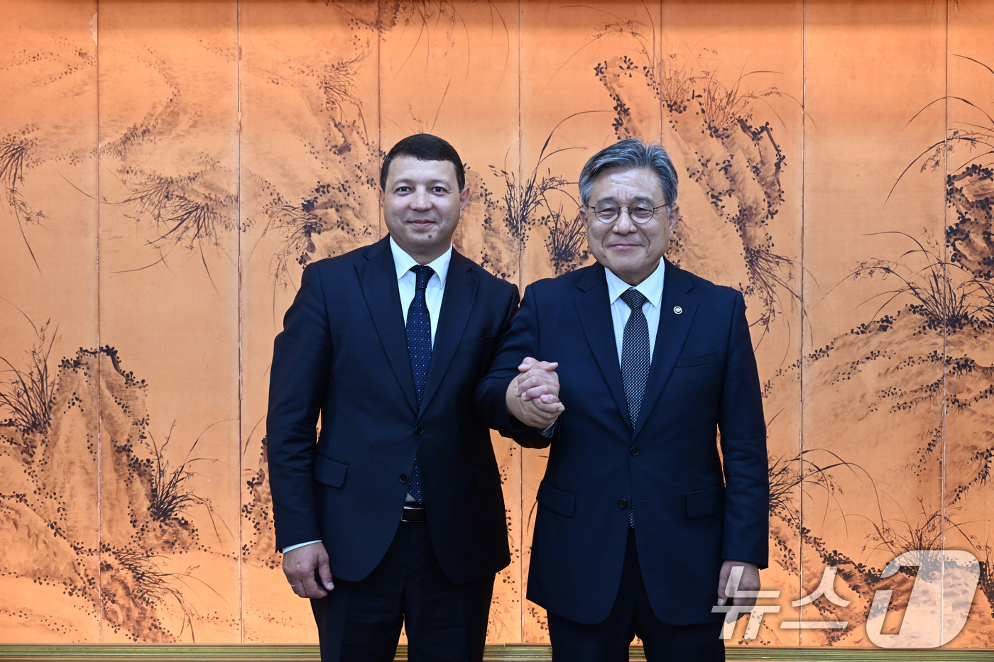 (서울=뉴스1) = 허민 국가유산청장이 5일 서울 종로구 국립고궁박물관에서 맘베탈리예프 미르벡 케멜로비치 키르기즈 공화국 문화정보청년정책부 장관과 환담 후 기념 촬영을 하고 있다. …