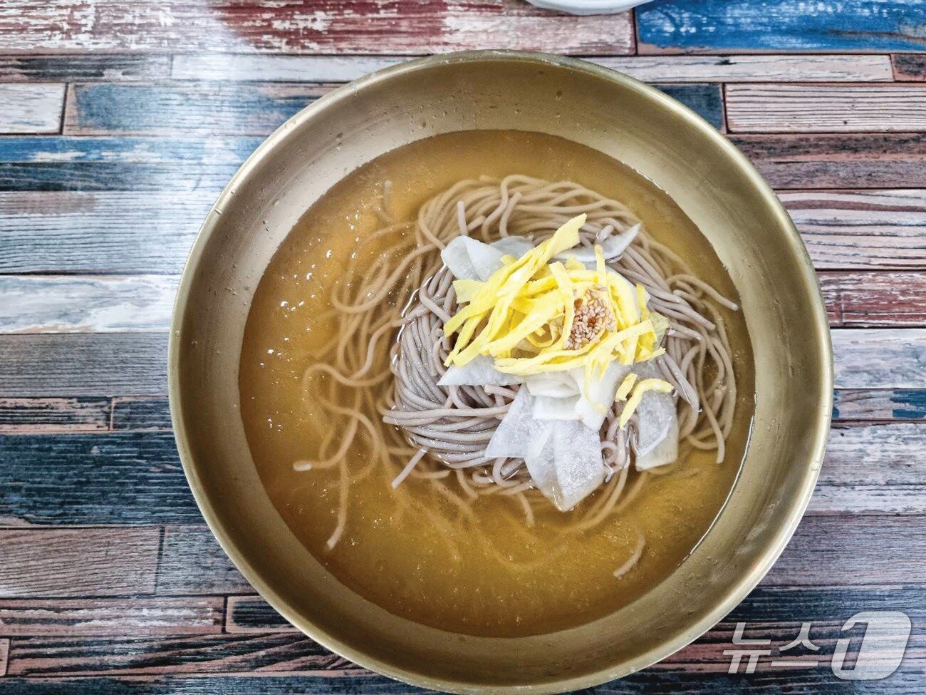 본문 이미지 - 제주 메밀밭에가시리 메밀 동치미 냉면.&#40;박승흡 전태일재단 이사장 제공&#41;