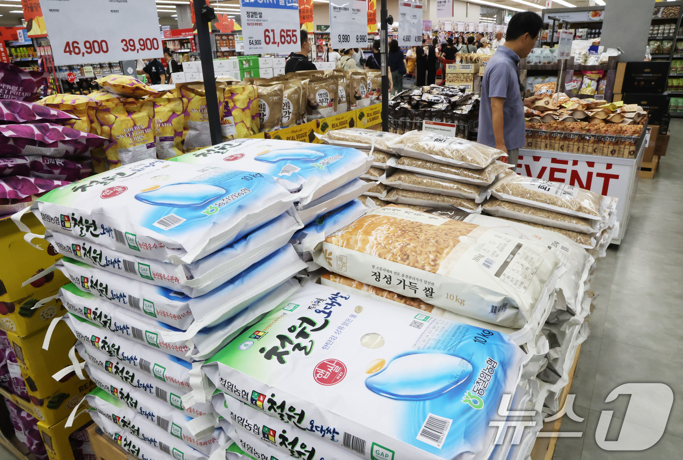 (서울=뉴스1) 이광호 기자 = 정부가 쌀 소비자 가격이 급등하자 오는 11일 부터 20kg당 쌀값 할인액을 5천 원으로 확대한다. 또한 원료곡 부족 문제를 겪고 있는 쌀 가공식 …