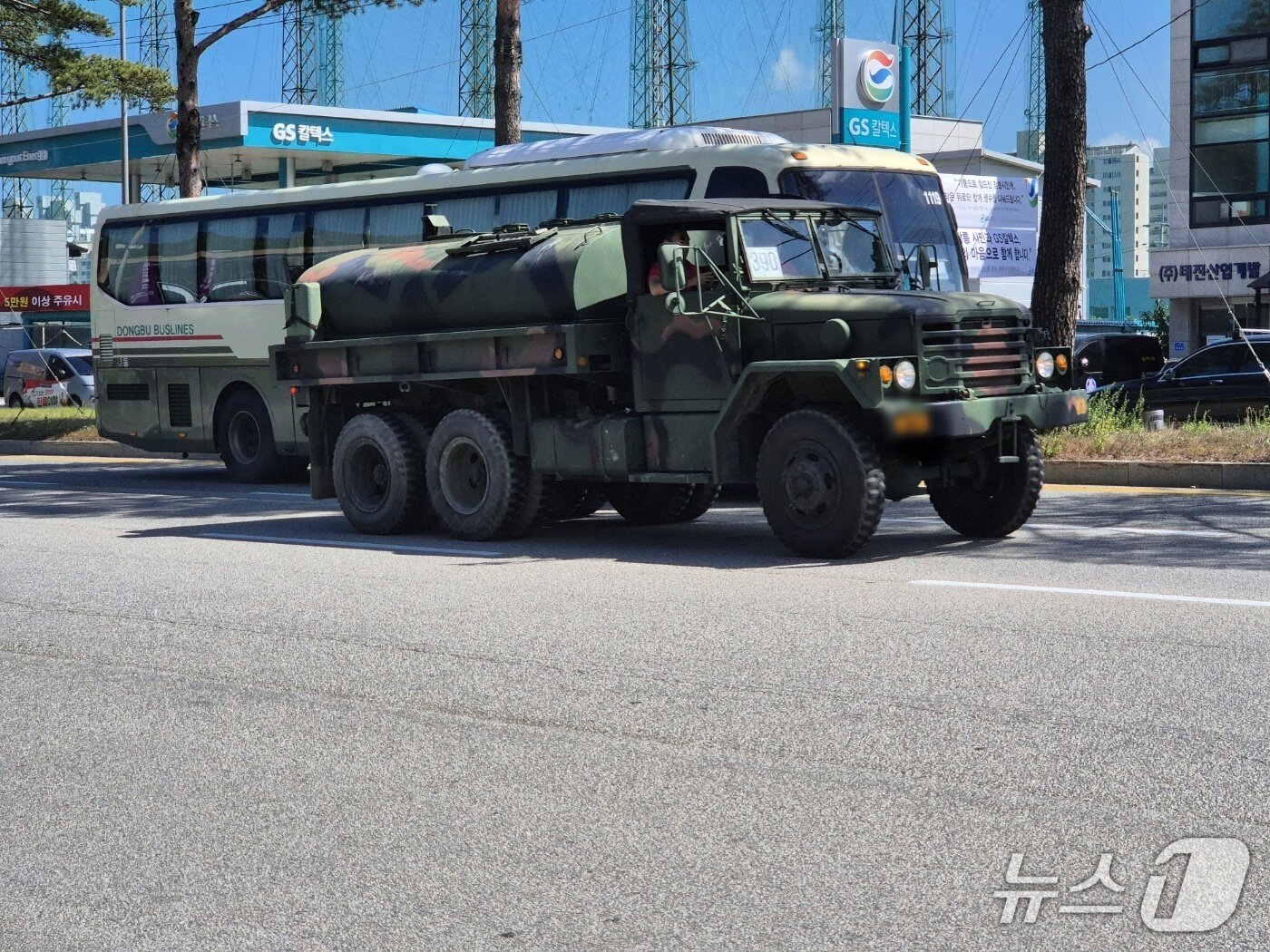 본문 이미지 - 5일 낮 강원 강릉 홍제동 인근 도로 군 작전 차량이 도로를 지나고 있다. 2025.9.5/뉴스1